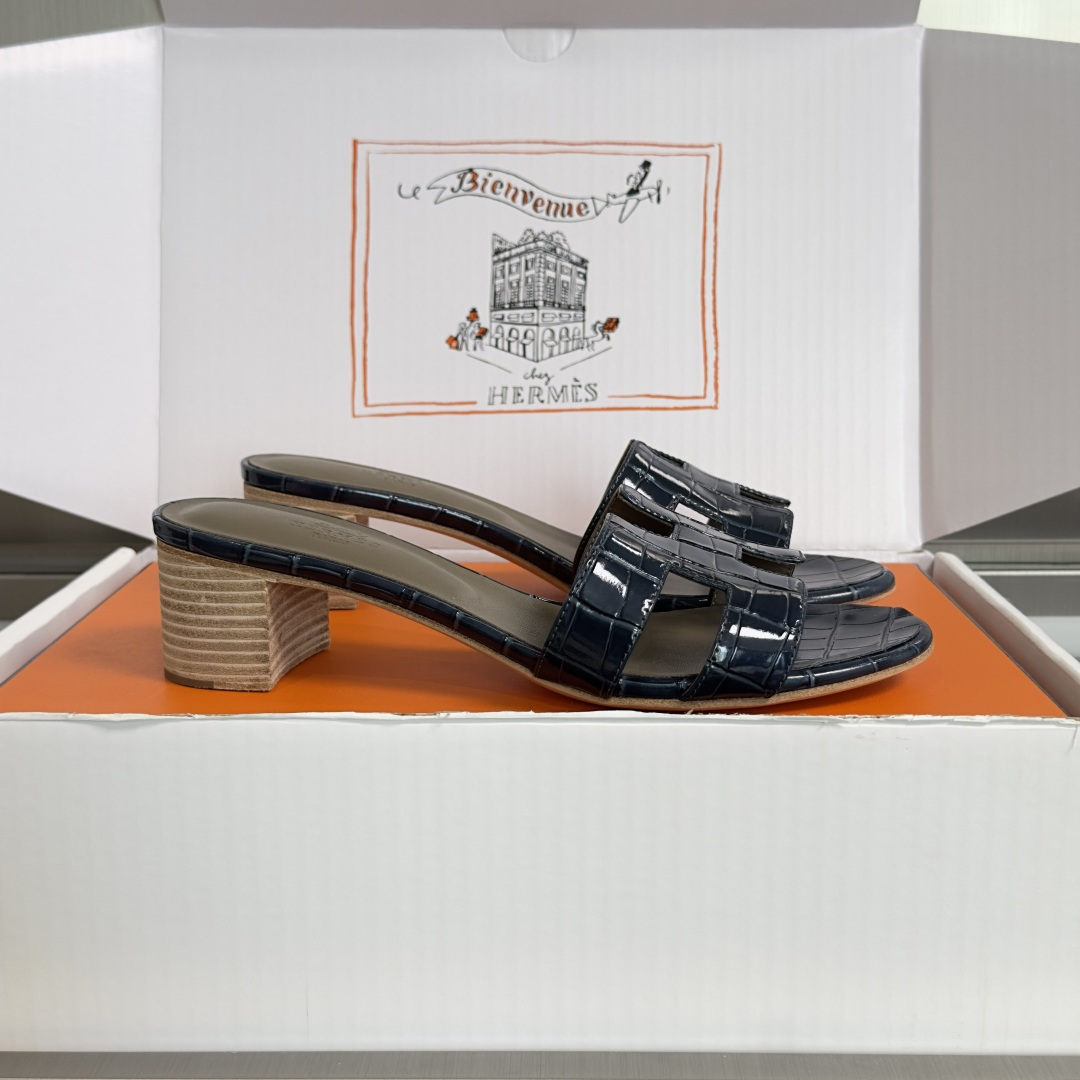 NO:790127,The top version of women's Hermes classic Oran series H slippers, flat high heels, thick heels, sandals, calfskin sandals, classic 'H'-shaped upper details. Create a fashionable look, a good summer companion. Beautiful packaging at the delivery counter. The fabric is original custom-made imported first-layer cowhide. The lining is imported soft sheepskin. The sole is made of original Italian leather. Heel height is 1CM / thick heel 5CM.  Size: Women's 34-43 (34/41/42/43 customized), slippers, hermes, hermes, sandals, slippers, cowhide, sheepskin19860909顶级版本女款 Hermes爱马仕 经典Oran系列 H拖鞋 平底 高跟 粗跟 凉鞋 小牛皮凉鞋,经典“H”型鞋面细节.打造时尚造型,可谓夏日良伴. 配送专柜精美包装 面料原版定制进口头层牛皮 内里进口柔软羊皮里 鞋底原版意大利真皮材质 跟高平底1CM / 粗跟5CM Size:女款34-43（34/41/42/43定制）,拖鞋,hermes,hermes,sandals,slippers,cowhide,sheepskin,Women's Shoes