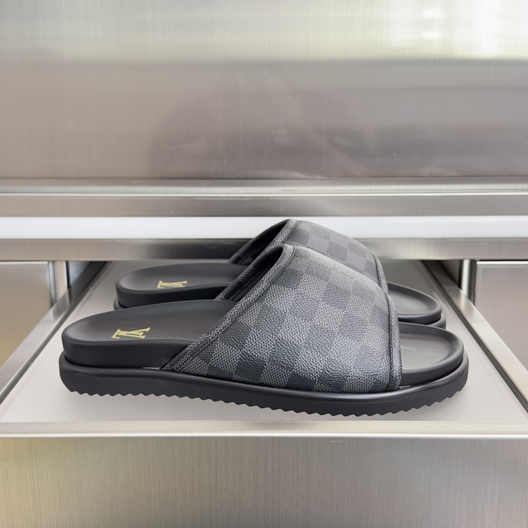 NO:790093,Top version of men's LV Louis Vuitton Donkey brand L house Miami series embossed embossed sandals purchased from the original version developed and produced This Miami sandal has an enlarged version of the Damier pattern woven into the jacquard fabric, quietly releasing an elegant atmosphere. The wide upper can be adjusted with Velcro for tightness, complementing the tough insole and lightweight micro outsole. Exquisite packaging at the delivery counter. Fabric: Original custom imported first-layer cowhide. Lining: Imported soft sheep leather. Sole:  Original molded non-slip foam material, bottom thickness 3CM Size: Men's 39-45, slippers, louis vuitton, louis vuitton, louis vuitton, louis vuitton, slippers, cowhide, sheepskin19860909顶级版本男款 LV路易威登 驴牌L家 Miami系列 浮雕 压花 凉拖 原版购入开发 做货 本款 Miami 凉拖将放大版 Damier 图案织入提花面料,悄然释放闲雅气息.宽幅鞋面可通过魔术贴调节松紧,与韧性鞋垫和轻质微型外底相得益彰 配送专柜精美包装 面料 : 原版定制进口头层牛皮 内里 : 进口柔软羊皮革 鞋底 : 原版开模防滑发泡材质 底厚 3CM Size : 男款39-45,拖鞋,louis vuitton,louis vuitton,louis vuitton,louis vuitton,slippers,cowhide,sheepskin,Women's Shoes