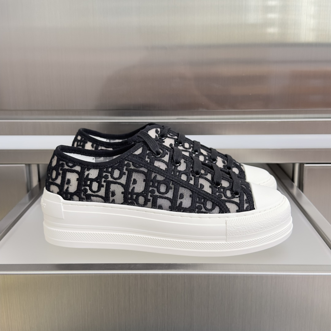 NO:790089,Top version of women's Dior Walk'n series Presbyopia Embroidery Thick-soled canvas shoes Couple's style Casual sneakers This Walk'n'Dior thick-soled sneaker is a classic item. The mesh upper is decorated with black Oblique print, and the comfortable and lightweight thick sole, tongue and laces are more refined. It can add a fashionable touch to all kinds of casual looks. Exquisite packaging at the delivery counter. Fabric: Original custom imported Oblique print embroidery. Inner:  Imported soft sheepskin lining Outsole: Original exclusive molded TPU material Sole thickness: 4.5CM Size: Women's 35-40 (can be customized 41, casual shoes/sports shoes, dior, dior, sneakers, sheepskin19860909顶级版本女款 Dior迪奥Walk'n系列 老花 刺绣 厚底帆布鞋 情侣款 休闲运动鞋 这款Walk'n'Dior 厚底运动鞋是一款经典单品.网面鞋面饰以黑色Oblique 印花,搭配舒适轻盈的厚底、鞋舌和鞋带更显精致.可为各式休闲造型增添时尚气息 配送专柜精美包装 面料: 原版定制进口Oblique 印花刺绣 内里: 进口柔软羊皮里 大底: 原版独家开模TPU材质 底厚: 4.5CM Size: 女款35-40（可定制41,休闲鞋/运动鞋,dior,dior,sneakers,sheepskin,Women's Shoes