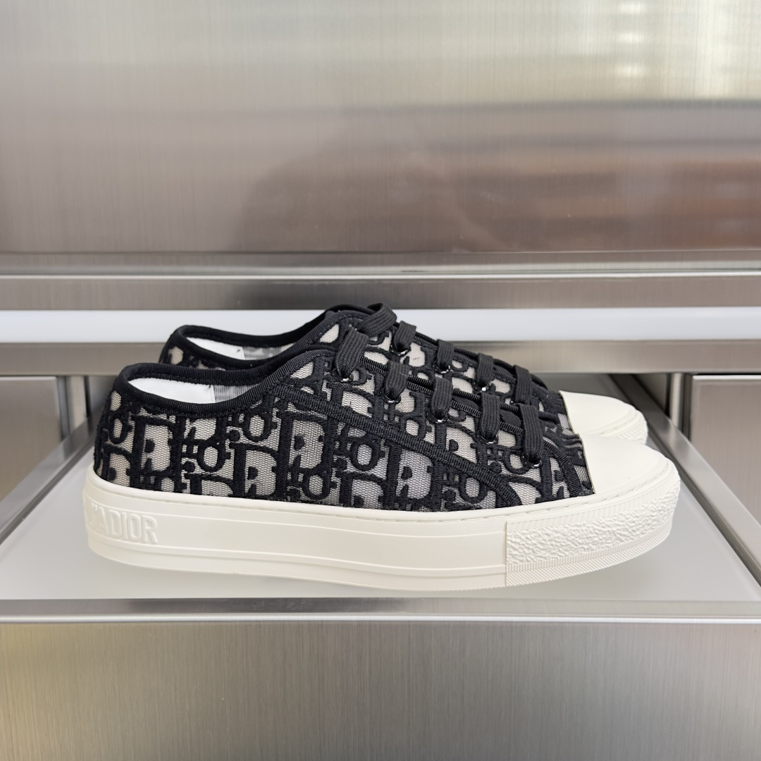 NO:790091,Top version of women's Dior Walk'n'Dior embroidered presbyopic canvas shoes, shell toe casual sneakers and skate shoes. These Walk'n'Dior sneakers are carefully made of dark blue cotton embroidered fabric and other materials, decorated with Oblique print. The style is casual, and the tongue, rubber sole and shoelaces are embellished with the brand logo to create a classic look. Exquisite packaging at the delivery counter. Fabric: Original customized imported Oblique print embroidery. Lining: Imported soft sheepskin lining.  Outsole: Original exclusive molded TPU material Sole thickness: 3CM Size: Women's 35-40 (can be customized 41, casual shoes/sports shoes, dior, dior, sneakers, sheepskin19860909顶级版本女款 Dior迪奥Walk'n'Dior刺绣老花帆布鞋 贝壳头休闲 运动鞋滑板鞋 这款Walk'n'Dior 运动鞋采用深蓝色棉质刺绣面料等材质精心制作,饰以 Oblique 印花.款式休闲,鞋舌、橡胶鞋底和鞋带点缀以品牌标志,打造经典造型 配送专柜精美包装 面料: 原版定制进口Oblique 印花刺绣 内里: 进口柔软羊皮里 大底: 原版独家开模TPU材质 底厚: 3CM Size: 女款35-40（可定制41,休闲鞋/运动鞋,dior,dior,sneakers,sheepskin,Women's Shoes