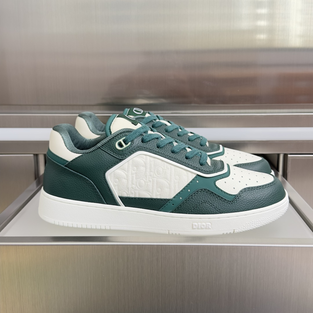 NO:790087,Top version of low-top [latest color matching] Dior Dior B27 series couple style presbyopia print casual sneakers sneakers This B27 Uptown low-top sneaker is a new classic item launched by Dior. It is carefully made of dark green and cream white grained cow leather and other materials, decorated with cream white Dior Gravity print effect leather splicing. The cow leather material is decorated with Dior Oblique embossed pattern, which is exquisite and highlights the exquisite craftsmanship of the Dior workshop. CD  The Icon-shaped shoelace eyelets are clever and delicate, and the cream white rubber sole, tongue and heel are decorated with classic details, making it more refined. Low-top design, fashionable and versatile, can complement all kinds of outfits. Exquisite packaging at the delivery counter. Fabric original custom calfskin + Oblique prefabricated fabric. Customized breathable lining. Outsole original molded TPU combination outsole. Bottom thickness 3CM. Size women's size 35-41 /  Men's size 38-46, casual shoes/sports shoes, dior, dior, sneakers, cowhide19860909顶级版本低帮【最新配色】 Dior迪奥B27系列 情侣款 老花 打印 休闲 运动鞋 板鞋 这款 B27 Uptown 低帮运动鞋是 Dior 全新推出的一款经典单品. 采用深绿色和奶油白色粒面牛皮革等材质精心制作,饰以奶油白色Dior Gravity 印花效果皮革拼接.牛皮革材质饰以 Dior Oblique压花图案,精美非凡,彰显 Dior 工坊的精湛工艺.CD Icon 造型的鞋带孔眼巧妙精致,奶油白色橡胶鞋底、鞋舌和鞋跟处均饰以经典细节,更显精致.低帮设计,时尚百搭,可与各式装扮相得益彰 配送专柜精美包装 面料原版定制小牛皮+ Oblique老花布 内里定制透气内里 大底原版开模TPU组合大底 底厚3CM Size女码35-41 / 男码38-46,休闲鞋/运动鞋,dior,dior,sneakers,cowhide,Women's Shoes