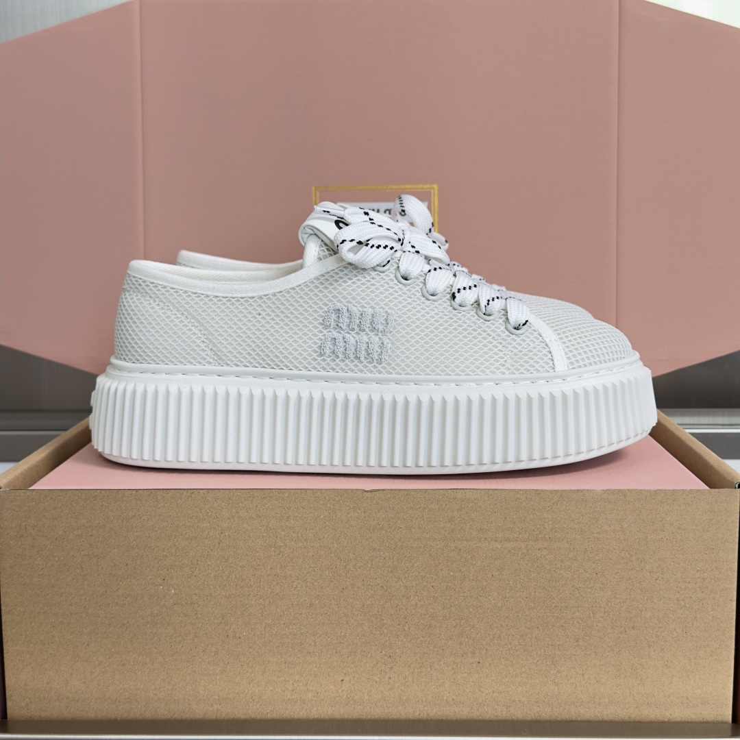 NO:790083,Top version of women's model MiuMiu Miu Miu Latest Breathable Mesh Thick Sole Biscuit Shoes Casual Sports Shoes Original purchase, development and production Timeless denim absorbs the charming Miu Miu style to create new sports shoes. The silk screen printed logo on the tongue creates exquisite contrast and adds iconic elements. The thick sole design defines the avant-garde modern style. Exquisite packaging at the delivery counter. Fabric: Original customized imported breathable mesh Lining: Original customized imported breathable mesh lining Outsole:  Original molded non-slip rubber outsole, sole thickness: 4.5CM Size: women's 35-40, casual shoes/sports shoes, miumiu, sneakers19860909顶级版本女款 MiuMiu缪缪 最新款 透气网面 厚底 饼干鞋 休闲 运动鞋 原版购入开发 做货 隽永丹宁汲取迷人Miu Miu风格,造就新款运动鞋.鞋舌丝网印刷徽标营造精致对比,平添标志性元素.厚底设计定义前卫的现代风格 配送专柜精美包装 面料: 原版定制进口透气网面 内里: 原版定制进口透气网里 大底: 原版开模防滑橡胶大底 底厚: 4.5CM Size: 女款35-40,休闲鞋/运动鞋,miumiu,sneakers,Women's Shoes