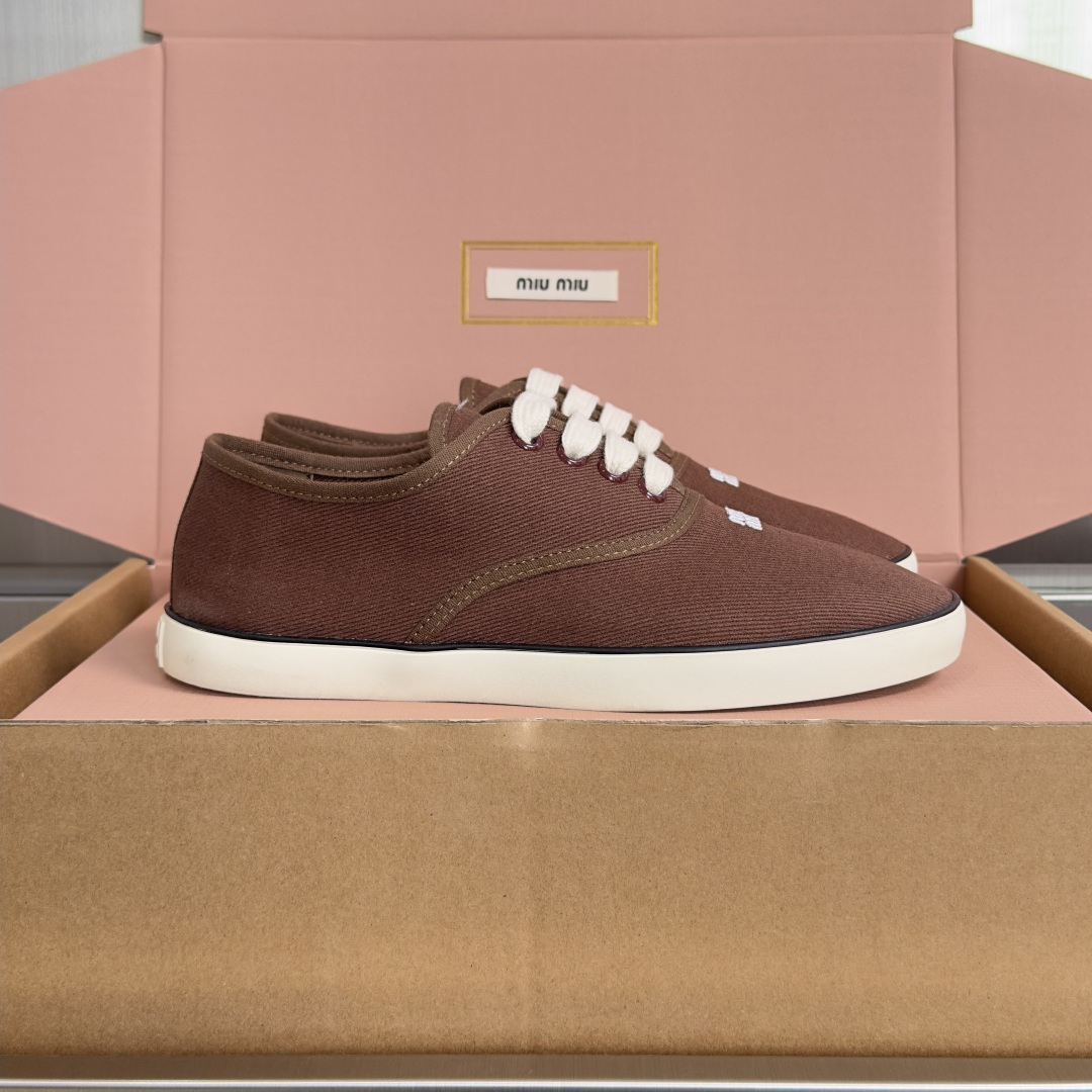 NO:790081,Top version of women's model MiuMiu Latest twill canvas shoes casual sneakers Simple and relaxed, these twill sneakers combine practicality with style, and the lightweight design shows a casual attitude. The hand-finished soles and embroidered logo define their unique spirit. Exquisite packaging at the delivery counter. Fabric: Original custom imported twill canvas. Lining: Imported breathable twill cloth. Outsole: Original molded anti-slip rubber material. Bottom thickness: 2CM. Size:  Women's 35-40, casual shoes/sports shoes, miumiu, sneakers19860909顶级版本女款 MiuMiu缪缪 最新款 斜纹布 帆布鞋 休闲 运动鞋 简约而轻松,这些斜纹布运动鞋将实用性与风格相结合,轻盈设计展现随性态度.手工完成的鞋底和刺绣徽标定义了它们独特的精神 配送专柜精美包装 面料: 原版定制进口斜纹帆布 内里: 进口透气斜纹布里 大底: 原版开模防滑橡胶材质 底厚: 2CM Size: 女款35-40,休闲鞋/运动鞋,miumiu,sneakers,Women's Shoes