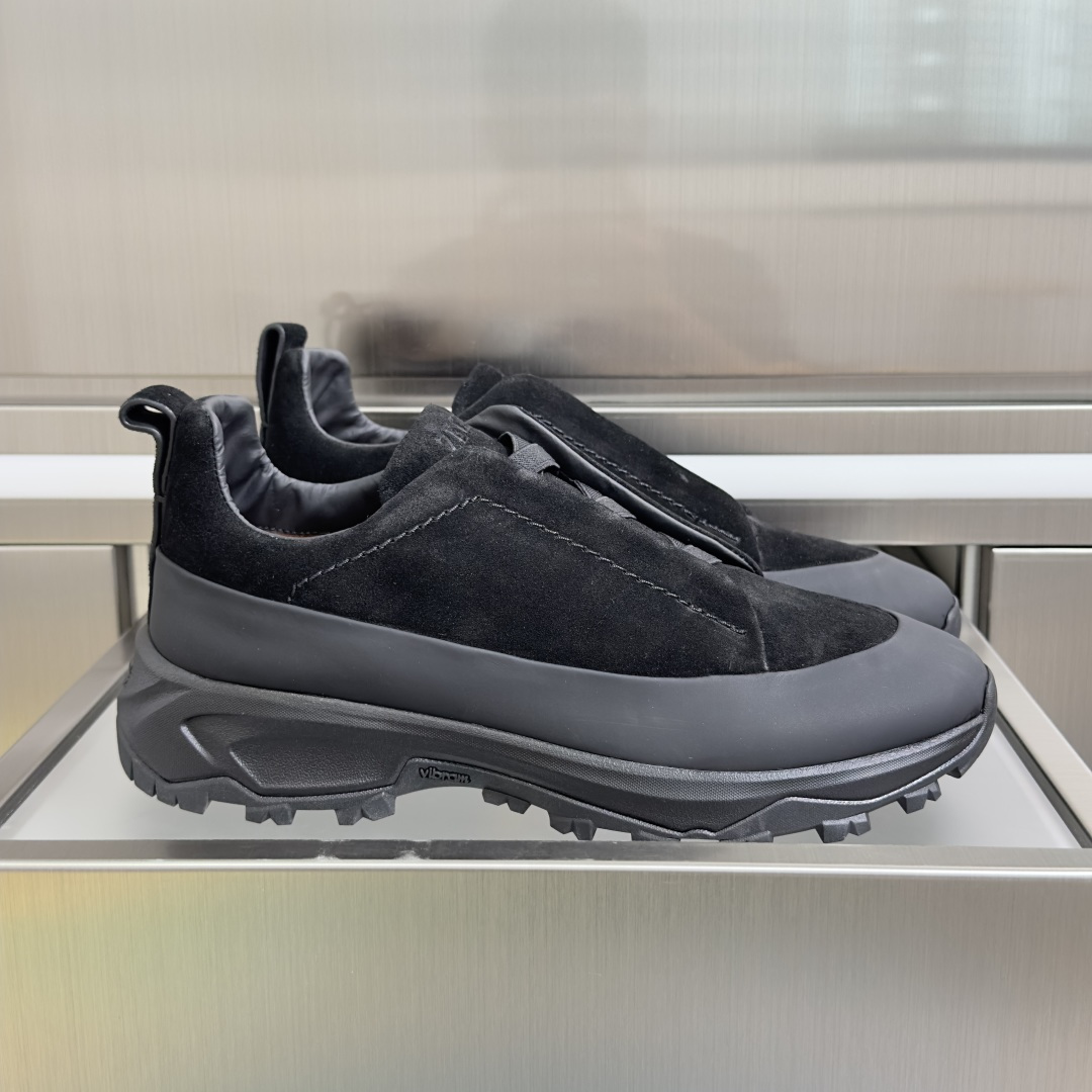 NO:790080,The top version of men's ZEGNA Zegna Triple Stitch Monte series outdoor casual sports shoes. Original purchase, development and production. This black leather Triple Stitch Monte luxury casual shoe is versatile and suitable for all seasons. Zegna's iconic triple cross elastic details ensure easy putting on and taking off. At the same time, it is reminiscent of the traditional hand-sewing process of the brand's tailored jackets, paying tribute to Zegna's exquisite craftsmanship heritage. This shoe style is elegant and casual, with leather lining. Exquisite packaging at the delivery counter. Fabric:  Original custom imported first-layer cowhide lining: Original custom soft sheepskin lining Sole: Original molded anti-slip rubber outsole Sole thickness 4.5cm Size: Men's 38-47 (customized 38/46/47, casual shoes/sports shoes, zegna, sneakers, jackets & coats, cowhide, sheepskin19860909顶级版本男款 ZEGNA 杰尼亚 Triple Stitch Monte系列 户外 休闲 运动鞋 原版购入开发 做货 这款黑色皮革 Triple Stitch Monte 奢华休闲鞋百搭实穿,四季皆宜.杰尼亚标志性三重交叉松紧细节确保穿脱灵便,同时令人联想到品牌精裁夹克的传统手工缝制工艺,致敬杰尼亚的精湛工艺传承.此款鞋履风格优雅而休闲,配有皮革衬里 配送专柜精美包装 面料 : 原版定制进口头层牛皮 内里 : 原版定制柔软羊皮里 鞋底 : 原版开模防滑橡胶大底 底厚 4.5cm Size : 男款38-47（38/46/47定制,休闲鞋/运动鞋,zegna,sneakers,jackets & coats,cowhide,sheepskin,Women's Shoes