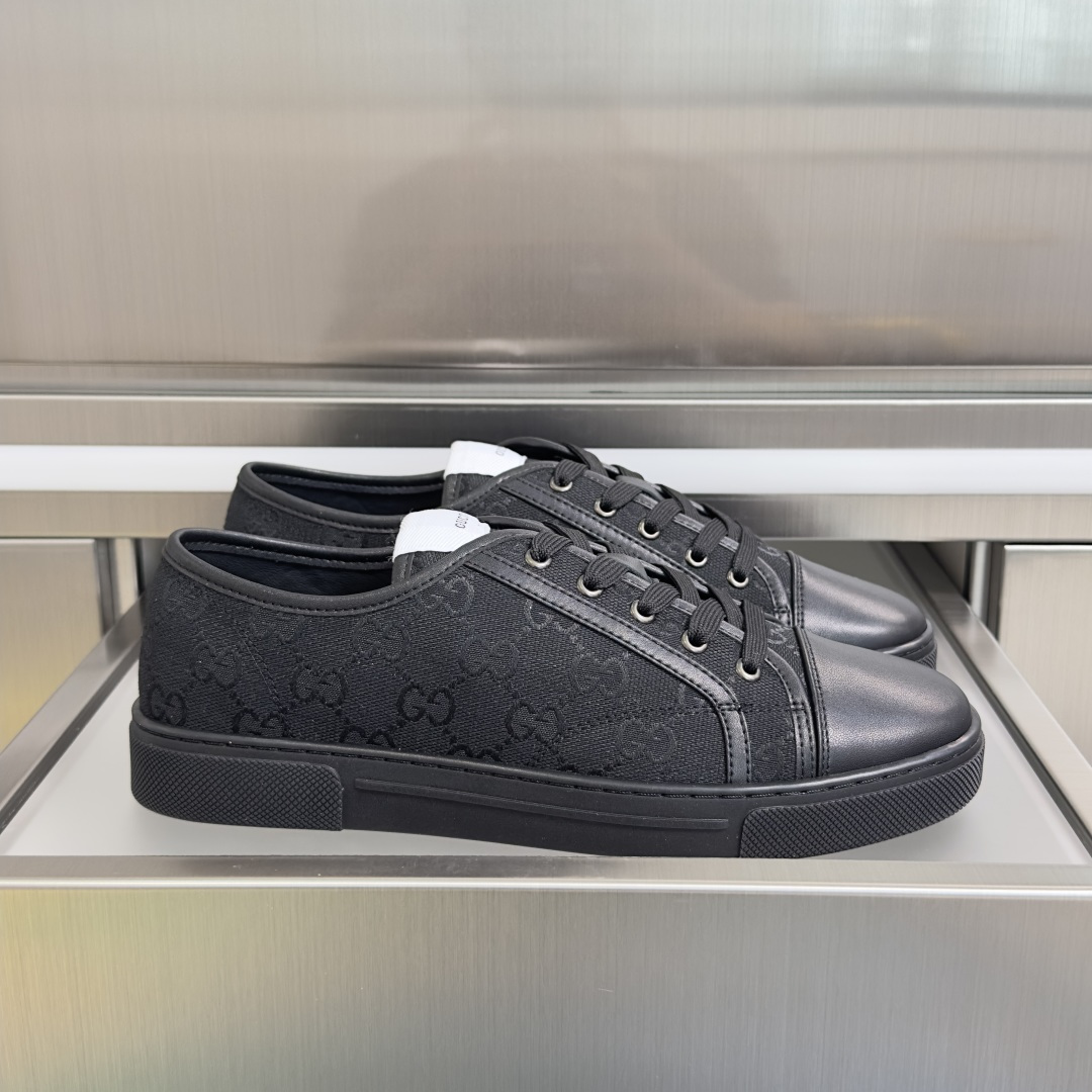 NO:790074,Top version of couple's model Gucci Gucci's latest Ace series Little Bee white shoes couple's model casual sports shoes original purchase development and production  Since the launch of Gucci, the Ace series of sneakers has continued the brand narrative and is a flagship product with craftsmanship. The new series presents a distinctive low-top design with unique details, reinterpreting the sneaker silhouette. The lace fixation is decorated with an 'ACE' metal tag, and the thickened structure exquisitely shapes the stiff shoe shape. Gucci's classic red and green striped webbing adds charm to the entire design. Exquisite packaging at the delivery counter Fabric: Original imported first-layer cowhide, original custom-made soft sheepskin lining  Original open-molded TPU non-slip outsole, sole thickness 3CM Size: women's 35-40 / men's 39-44, casual shoes/sports shoes, gucci, gucci, sneakers, cowhide, sheepskin19860909顶级版本情侣款 Gucci古驰最新Ace系列 小蜜蜂 小白鞋 情侣款 休闲 运动鞋 原版购入开发 做货 古驰自问世以来,Ace系列运动鞋延续品牌叙事,匠心成就主打单品.全新系列呈现特色低帮设计,搭配别致细节,焕新诠释运动鞋版型.系带固定处饰以“ACE”金属标牌,加厚构造精致塑就挺括鞋型.Gucci经典红绿条纹织带令整款设计更添魅力. 配送专柜精美包装 面料:原版进口头层牛皮 内里原版定制柔软羊皮 鞋底原版开模TPU防滑大底 底厚3CM Size:女款35-40 / 男款39-44,休闲鞋/运动鞋,gucci,gucci,sneakers,cowhide,sheepskin,Women's Shoes