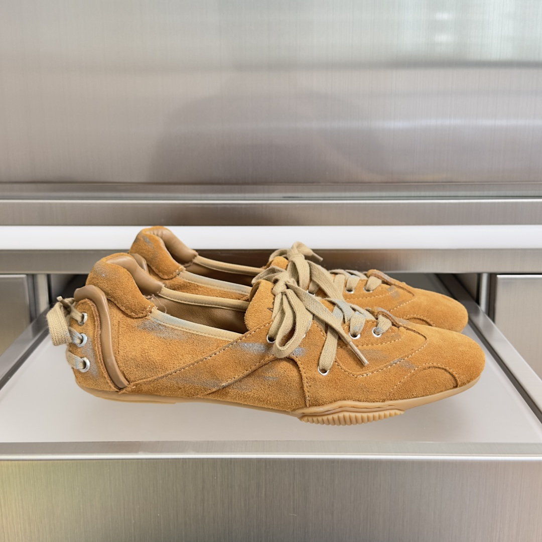 NO:790071,Top version of women's Acne studios 24FW AC ballet shoes, casual sneakers, original purchased and developed, made. Lace-up shoes reimagine the silhouette of ballet shoes, with a denim-style finish and decorative laces at the rear. Thick soles made of rubber and leather. Beautifully packaged at the delivery counter. Fabric: Original custom denim washed denim. Lining: Imported soft sheepskin lining. Sole: Original open-molded anti-slip rubber material. Sole thickness 1.5cm. Size:  Women's 35-40, casual shoes/sports shoes,acne studios,dior,sneakers,sheepskin19860909顶级版本女款 Acne studios 24FW AC 芭蕾舞鞋 休闲 运动鞋 原版购入开发 做货 绑带鞋重新构想了芭蕾舞鞋的轮廓,采用牛仔风格的饰面和后部的装饰性系带 厚鞋底采用橡胶和皮革制成 配送专柜精美包装 面料 : 原版定制丹宁洗水牛仔布 内里 : 进口柔软羊皮里 鞋底 : 原版开模防滑橡胶材质 底厚 1.5cm Size : 女款35-40,休闲鞋/运动鞋,acne studios,dior,sneakers,sheepskin,Women's Shoes