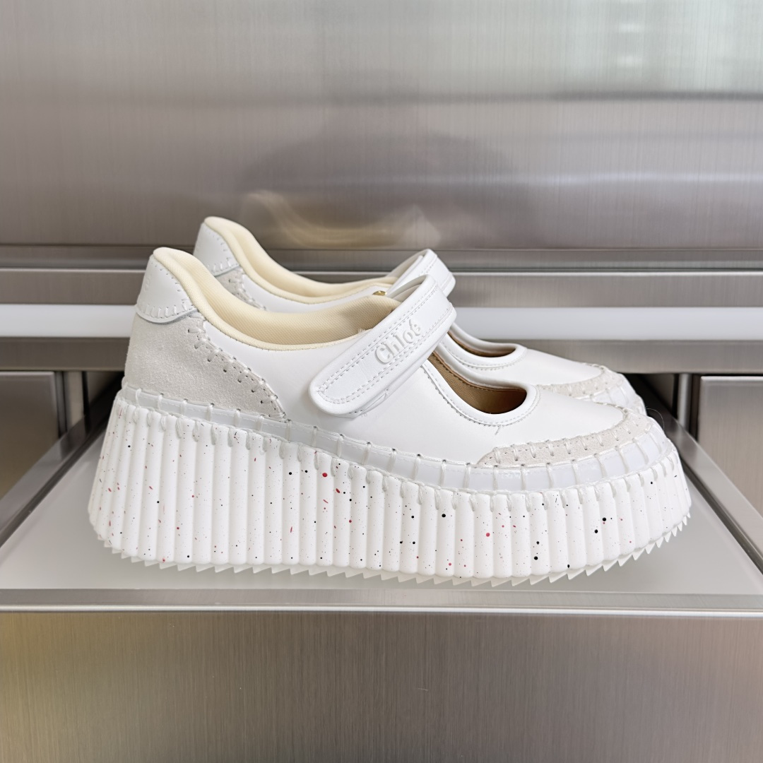 NO:790068,The top version of women's Chloé Nnma series wedge Velcro casual sneakers. Made of smooth and suede cow leather, these Nama wedge sneakers combine the Mary Jane upper design with the series' signature lightweight and ultra-comfortable sole. The final touch is exquisite handmade blanket embroidery, which takes 4.5 hours to complete. The straps and heel are embossed with the Chloé Logo. Exquisite packaging at the delivery counter. Fabric:  Original customized imported first-layer cowhide lining: imported breathable mesh lining sole: original open-molded anti-slip rubber material sole thickness 7.5CM Size: women's 35-42 (customized 42, casual shoes/sports shoes, chloe, mary jane, sneakers, cowhide19860909顶级版本女款 Chloé 蔻依 Nnma系列 坡跟 魔术贴 休闲 运动鞋 这款 Nama 坡跟运动鞋采用光面和绒面母牛皮制成,将玛丽珍鞋面设计与该系列标志性的轻巧超舒适鞋底相结合.最后点缀以精湛的手工毯边绣,该工艺需要耗时4.5工时完成.绑带与后跟处均饰有压印 Chloé Logo 配送专柜精美包装 面料 : 原版定制进口头层牛皮 内里 : 进口透气网里 鞋底 : 原版开模防滑橡胶材质 底厚 7.5CM Size : 女款35-42（42定制,休闲鞋/运动鞋,chloe,mary jane,sneakers,cowhide,Women's Shoes