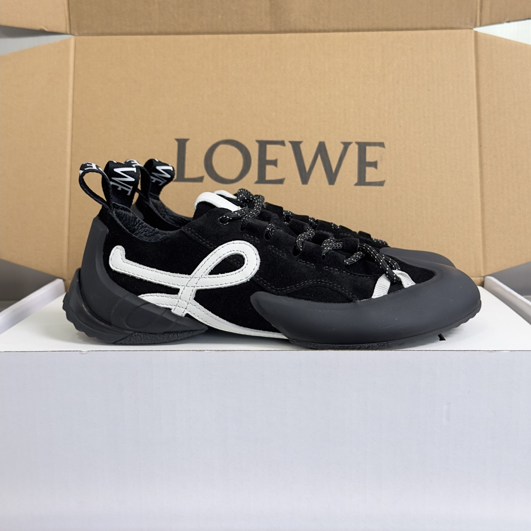 NO:790062,Top version of women's model Loewe Latest Grip series retro thick sole casual sports shoes moral training shoes Forrest shoes rock climbing shoes Inspired by rock climbing shoes, focusing on unique shape and comfortable foot feel. There is an iconic L-shaped plaque on the side of the shoe, and Anagram embossing on the tongue and heel. Exquisite packaging at the delivery counter Fabric: Original customized first-layer cowhide, imported soft sheepskin lining on the inside, original open-molded anti-slip rubber material on the sole, sole thickness 2.5CM  Size: Women's 35-40, casual shoes/sports shoes, loewe, loewe, sneakers, cowhide, sheepskin19860909顶级版本女款 Loewe罗意威 最新Grip系列 复古 厚底 休闲 运动鞋 德训鞋 阿甘鞋 攀岩鞋 灵感源自攀岩鞋,主打独特造型与舒适脚感. 鞋侧有标志性的L型饰牌,鞋舌和后跟有 Anagram压纹. 配送专柜精美包装 面料:原版定制头层牛皮 内里进口柔软羊皮里 鞋底原版开模防滑橡胶材质 底厚2.5CM Size:女款35-40,休闲鞋/运动鞋,loewe,loewe,sneakers,cowhide,sheepskin,Women's Shoes