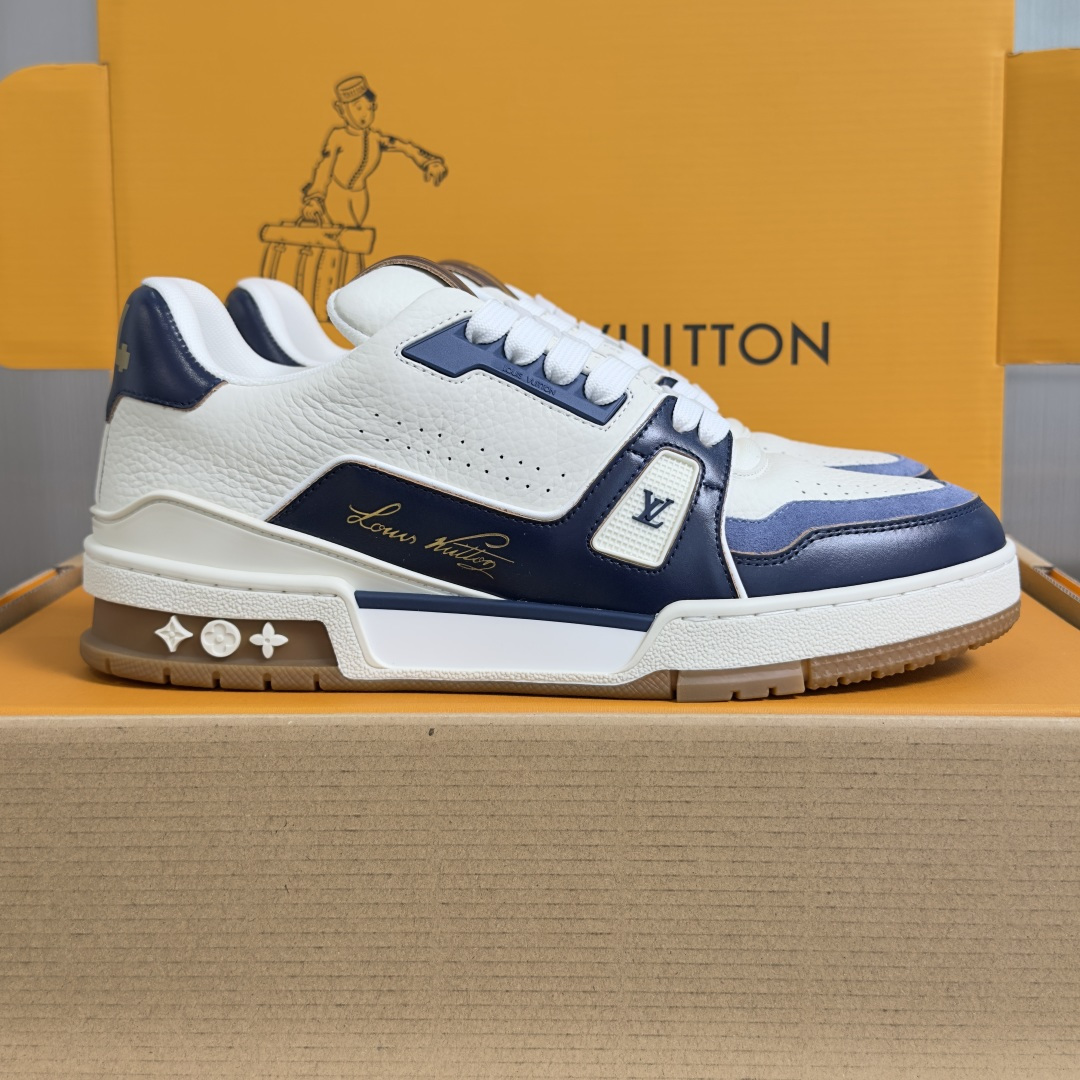 NO:782038,The top version of the couple's model LV Trainer Louis Vuitton Donkey Brand L's Couple's Model Casual Sports Shoes Skateboard Shoes This LV Trainer sneaker is made of Monogram printed canvas, echoing the colorful leather goods in the 2026 spring and summer men's show. The Monogram canvas trim adds exquisite details, and the key bag pays tribute to the leather goods series. The contrasting rubber outsole is marked with Monogram flowers. Exquisite packaging at the delivery counter. Fabric: Original custom imported first-layer cowhide.  Inner lining: original customized breathable mesh lining Outsole: original molded non-slip TPU material Sole thickness: 3CM Size: women's 35-41 / men's 38-46, casual shoes/sports shoes, louis vuitton, louis vuitton, louis vuitton, louis vuitton, sneakers, cowhide19860909顶级版本情侣款 LV Trainer路易威登 驴牌 L家 情侣款 休闲 运动鞋 滑板鞋 本款 LV Trainer 运动鞋取材 Monogram 印花帆布,与2026 春夏男士秀场的缤纷皮具遥相呼应.Monogram 帆布饰边增添考究细节,钥匙包致意皮具系列.撞色橡胶外底标注 Monogram 花卉 配送专柜精美包装 面料: 原版定制进口头层牛皮 内里: 原版定制透气网里 大底: 原版开模防滑TPU材质 底厚: 3CM Size: 女款35-41 / 男款38-46,休闲鞋/运动鞋,louis vuitton,louis vuitton,louis vuitton,louis vuitton,sneakers,cowhide,Women's Shoes