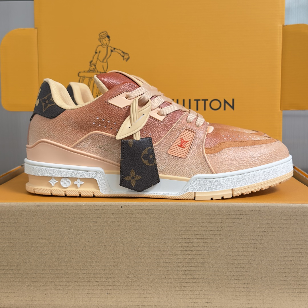 NO:782047,The top version of men's LV Trainer Louis Vuitton Donkey Brand L Family Gradient Color Couple Casual Sports Shoes Skateboard Shoes This LV Trainer sneaker is made of Monogram printed canvas, echoing the colorful leather goods in the 2026 spring and summer men's show. The Monogram canvas trim adds exquisite details, and the key bag pays tribute to the leather goods series. The contrasting rubber outsole is marked with Monogram flowers. The delivery counter is exquisitely packaged. Fabric:  Original customized imported first-layer cowhide lining: original customized breathable mesh lining Outsole: original molded non-slip TPU material Sole thickness: 3CM Size: men's 39-45, casual shoes/sports shoes, louis vuitton, louis vuitton, louis vuitton, louis vuitton, sneakers, cowhide19860909顶级版本男款 LV Trainer路易威登 驴牌 L家 渐变色 情侣款 休闲 运动鞋 滑板鞋 本款 LV Trainer 运动鞋取材 Monogram 印花帆布,与2026 春夏男士秀场的缤纷皮具遥相呼应.Monogram 帆布饰边增添考究细节,钥匙包致意皮具系列.撞色橡胶外底标注 Monogram 花卉 配送专柜精美包装 面料: 原版定制进口头层牛皮 内里: 原版定制透气网里 大底: 原版开模防滑TPU材质 底厚: 3CM Size: 男款39-45,休闲鞋/运动鞋,louis vuitton,louis vuitton,louis vuitton,louis vuitton,sneakers,cowhide,Women's Shoes