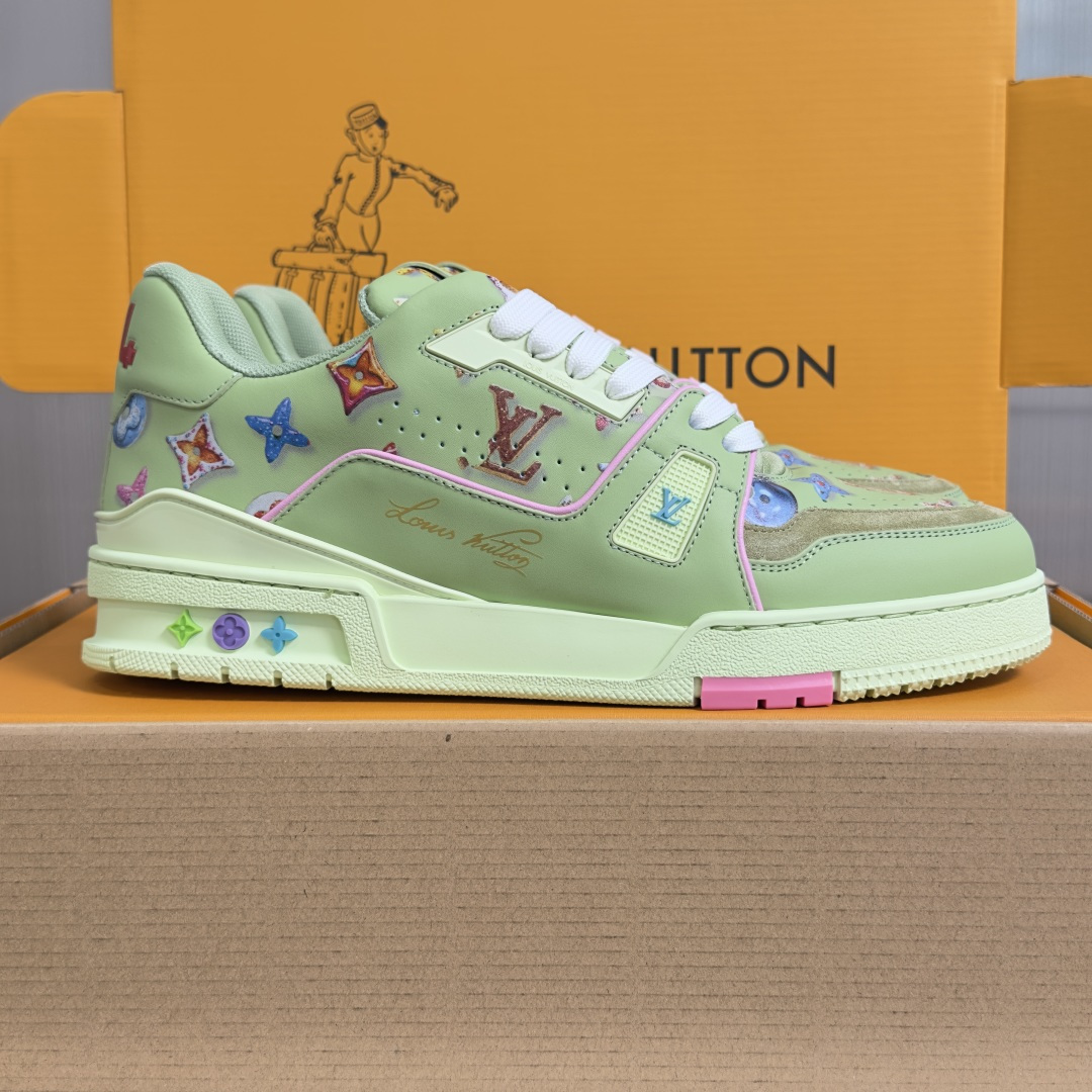 NO:782054,The top version of the couple's model LV Trainer Louis Vuitton Donkey Brand L's Couple's Model Casual Sports Shoes Skateboard Shoes This LV Trainer sneaker is made of Monogram printed canvas, echoing the colorful leather goods in the 2026 spring and summer men's show. The Monogram canvas trim adds exquisite details, and the key bag pays tribute to the leather goods series. The contrasting rubber outsole is marked with Monogram flowers. Exquisite packaging at the delivery counter. Fabric: Original custom imported first-layer cowhide.  Inner lining: original customized breathable mesh lining Outsole: original molded non-slip TPU material Sole thickness: 3CM Size: women's 35-41 / men's 38-46, casual shoes/sports shoes, louis vuitton, louis vuitton, louis vuitton, louis vuitton, sneakers, cowhide19860909顶级版本情侣款 LV Trainer路易威登 驴牌 L家 情侣款 休闲 运动鞋 滑板鞋 本款 LV Trainer 运动鞋取材 Monogram 印花帆布,与2026 春夏男士秀场的缤纷皮具遥相呼应.Monogram 帆布饰边增添考究细节,钥匙包致意皮具系列.撞色橡胶外底标注 Monogram 花卉 配送专柜精美包装 面料: 原版定制进口头层牛皮 内里: 原版定制透气网里 大底: 原版开模防滑TPU材质 底厚: 3CM Size: 女款35-41 / 男款38-46,休闲鞋/运动鞋,louis vuitton,louis vuitton,louis vuitton,louis vuitton,sneakers,cowhide,Women's Shoes