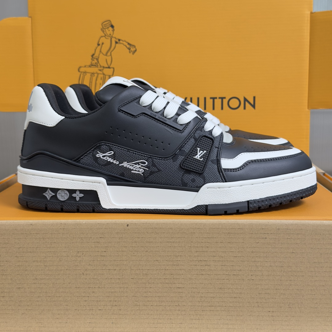 NO:782062,The top version of men's LV Trainer Louis Vuitton Donkey Brand L Family Couple's Casual Sports Shoes Skateboard Shoes This LV Trainer sneaker is made of Monogram printed canvas, echoing the colorful leather goods in the 2026 spring and summer men's show. The Monogram canvas trim adds exquisite details, and the key bag pays tribute to the leather goods series. The contrasting rubber outsole is marked with Monogram flowers. Exquisite packaging at the delivery counter. Fabric: Original custom imported first-layer cowhide.  Inner lining: original customized breathable mesh lining Outsole: original molded non-slip TPU material Sole thickness: 3CM Size: men's 38-46, casual shoes/sports shoes, louis vuitton, louis vuitton, louis vuitton, louis vuitton, sneakers, cowhide19860909顶级版本男款 LV Trainer路易威登 驴牌 L家 情侣款 休闲 运动鞋 滑板鞋 本款 LV Trainer 运动鞋取材 Monogram 印花帆布,与2026 春夏男士秀场的缤纷皮具遥相呼应.Monogram 帆布饰边增添考究细节,钥匙包致意皮具系列.撞色橡胶外底标注 Monogram 花卉 配送专柜精美包装 面料: 原版定制进口头层牛皮 内里: 原版定制透气网里 大底: 原版开模防滑TPU材质 底厚: 3CM Size: 男款38-46,休闲鞋/运动鞋,louis vuitton,louis vuitton,louis vuitton,louis vuitton,sneakers,cowhide,Women's Shoes
