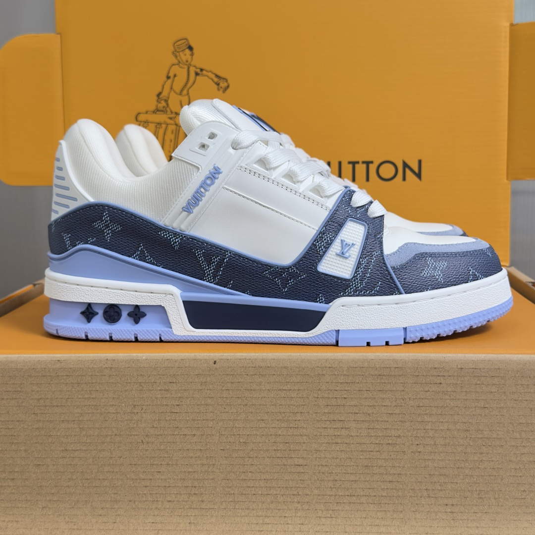 NO:782070,The top version of the couple's model LV Trainer Louis Vuitton Donkey Brand L's Couple's Model Casual Sports Shoes Skateboard Shoes This LV Trainer sneaker is made of Monogram printed canvas, echoing the colorful leather goods in the 2026 spring and summer men's show. The Monogram canvas trim adds exquisite details, and the key bag pays tribute to the leather goods series. The contrasting rubber outsole is marked with Monogram flowers. Exquisite packaging at the delivery counter. Fabric: Original custom imported first-layer cowhide.  Inner lining: original customized breathable mesh lining Outsole: original molded non-slip TPU material Sole thickness: 3CM Size: women's 35-41 / men's 38-46, casual shoes/sports shoes, louis vuitton, louis vuitton, louis vuitton, louis vuitton, sneakers, cowhide19860909顶级版本情侣款 LV Trainer路易威登 驴牌 L家 情侣款 休闲 运动鞋 滑板鞋 本款 LV Trainer 运动鞋取材 Monogram 印花帆布,与2026 春夏男士秀场的缤纷皮具遥相呼应.Monogram 帆布饰边增添考究细节,钥匙包致意皮具系列.撞色橡胶外底标注 Monogram 花卉 配送专柜精美包装 面料: 原版定制进口头层牛皮 内里: 原版定制透气网里 大底: 原版开模防滑TPU材质 底厚: 3CM Size: 女款35-41 / 男款38-46,休闲鞋/运动鞋,louis vuitton,louis vuitton,louis vuitton,louis vuitton,sneakers,cowhide,Women's Shoes
