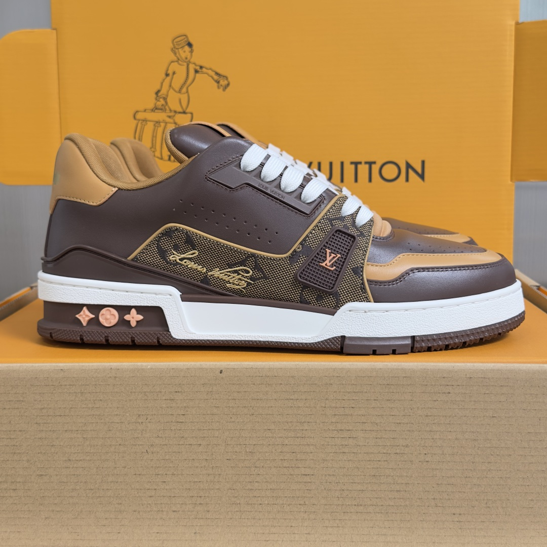 NO:782076,The top version of men's LV Trainer Louis Vuitton Donkey Brand L Family Couple's Casual Sports Shoes Skateboard Shoes This LV Trainer sneaker is made of Monogram printed canvas, echoing the colorful leather goods in the 2026 spring and summer men's show. The Monogram canvas trim adds exquisite details, and the key bag pays tribute to the leather goods series. The contrasting rubber outsole is marked with Monogram flowers. Exquisite packaging at the delivery counter. Fabric: Original custom imported first-layer cowhide.  Inner lining: original customized breathable mesh lining Outsole: original molded non-slip TPU material Sole thickness: 3CM Size: men's 38-46, casual shoes/sports shoes, louis vuitton, louis vuitton, louis vuitton, louis vuitton, sneakers, cowhide19860909顶级版本男款 LV Trainer路易威登 驴牌 L家 情侣款 休闲 运动鞋 滑板鞋 本款 LV Trainer 运动鞋取材 Monogram 印花帆布,与2026 春夏男士秀场的缤纷皮具遥相呼应.Monogram 帆布饰边增添考究细节,钥匙包致意皮具系列.撞色橡胶外底标注 Monogram 花卉 配送专柜精美包装 面料: 原版定制进口头层牛皮 内里: 原版定制透气网里 大底: 原版开模防滑TPU材质 底厚: 3CM Size: 男款38-46,休闲鞋/运动鞋,louis vuitton,louis vuitton,louis vuitton,louis vuitton,sneakers,cowhide,Women's Shoes
