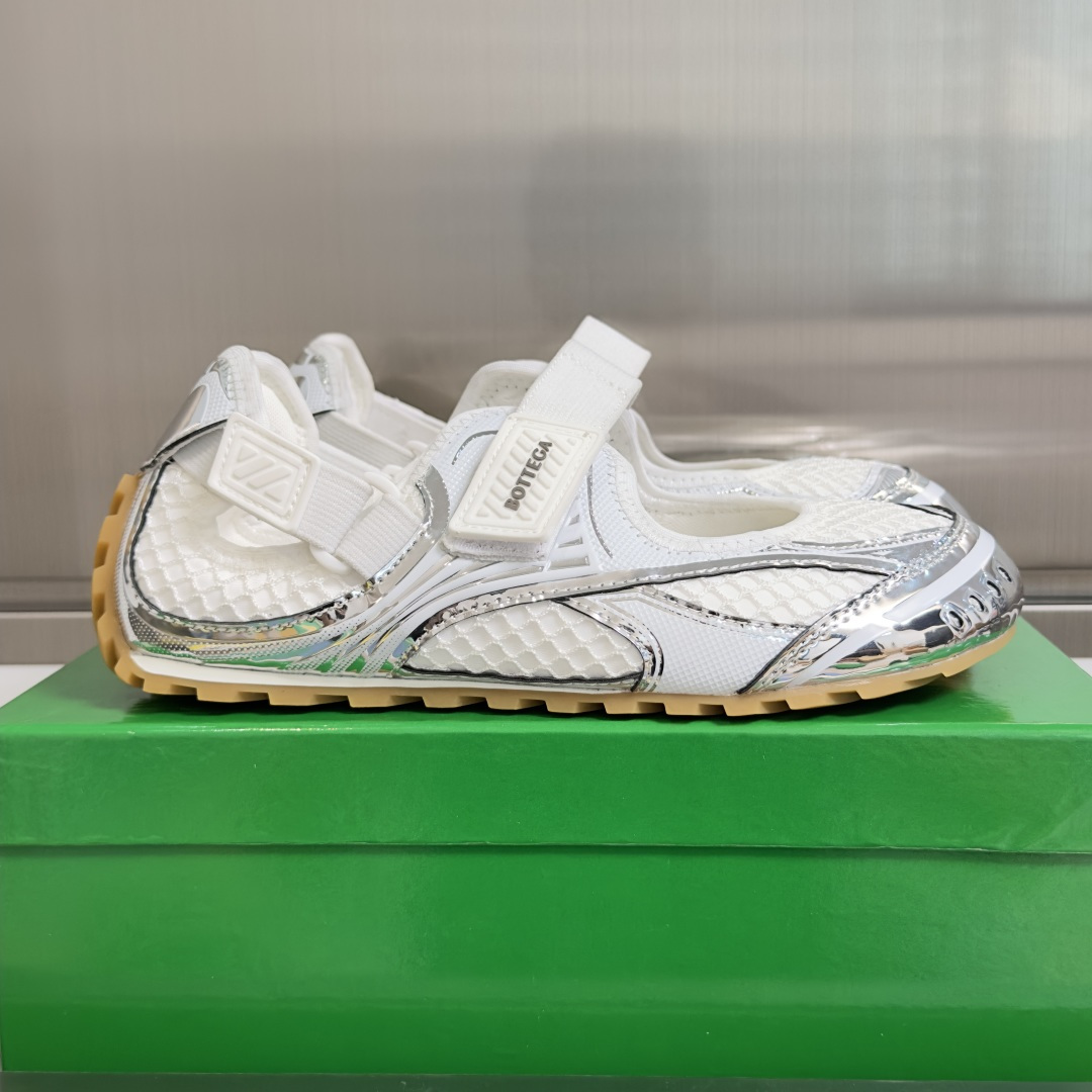 NO:782023,The top version of women's model Bottega Veneta Bottega Veneta BV's new Orbit Flash series Velcro Mary Jane ballet casual sports shoes BV's new OrbitFalsh Mary Jane shoes are finally here!  Suede + breathable fabric stitching, the texture is high-end, and the comfort is also online. There are so many interesting things about Mary Jane shoes!  BV's classic OrbitFlash shoe design is equipped with simple Velcro, which is retro, sweet and easy to put on and take off; it fits the foot shape and can modify the foot shape, making it look delicate!  Exquisite packaging at the delivery counter Fabric: Original customized imported cowhide + mesh Lining: Imported breathable mesh lining Sole: Original molded non-slip TPU material Sole thickness 2.5CM Size: Women's 35-41, casual shoes/sports shoes,bottega veneta,bottega veneta,tom ford,bottega veneta,mary jane,sneakers,cowhide,chamois leather19860909顶级版本女款 Bottega Veneta 葆蝶家BV新款Orbit Flash系列 魔术贴 玛丽珍 芭蕾舞 休闲 运动鞋 BV 新款 OrbitFalsh玛丽珍鞋终于来了！ 麂皮＋透气织物拼接,质感高级,舒适度也很在线.玛丽珍鞋太多有意思的地方！BV 经典 OrbitFlash的鞋型设计搭配简约魔术贴,复古甜美又方便穿脱；贴合脚型还能修饰脚型,显秀气！ 配送专柜精美包装 面料 : 原版定制进口牛皮+网面 内里 : 进口透气网里 鞋底 : 原版开模防滑TPU材质 底厚 2.5CM Size : 女款35-41,休闲鞋/运动鞋,bottega veneta,bottega veneta,tom ford,bottega veneta,mary jane,sneakers,cowhide,chamois leather,Women's Shoes