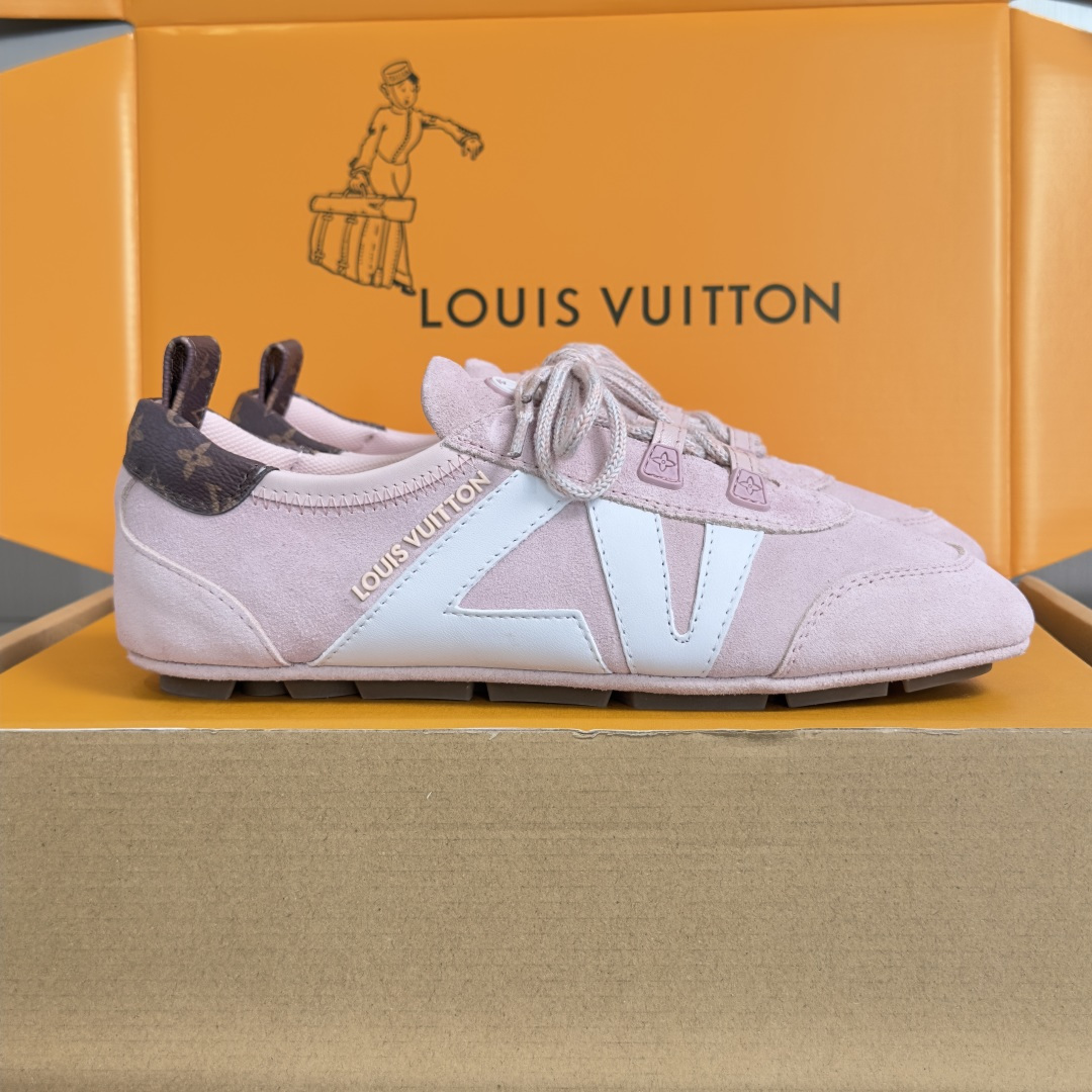 NO:782010,Top version of women's model LV Louis Vuitton L's Donkey Brand Latest Sneakerina Series Couple Model Mary Jane Denim Denim Ballet Sneakers Moral Shoes Casual Flat Shoes Sneakers This style of LV Sneakerina ballet sneakers is made for summer. It cleverly blends Monogram denim with tonal suede cowhide trim. The double shoelaces are accompanied by colorful Monogram flower hangings, adding playful interest. The sides are cleverly decorated with vibrant LV  Letters and rubber Louis Vuitton logos make this trendy design distinctive. Exquisite packaging at the delivery counter. Fabric: Original customized imported first-layer cowhide. Original customized breathable mesh lining. Original open-molded injection molded TPU material for soles. Sole thickness 1.5CM. Size: Women's 35-42, casual shoes/sneakers half-flop, louis vuitton, louis vuitton, louis vuitton, louis vuitton, mary  jane,flats,sneakers,cowhide19860909顶级版本女款 LV路易威登 L家 驴牌 最新Sneakerina系列 情侣款 玛丽珍 丹宁牛仔布 芭蕾运动鞋 德训鞋 休闲 平底鞋 球鞋 本款 LV Sneakerina 芭蕾运动鞋为夏日打造,将Monogram 丹宁布与同色调绒面牛皮革饰边巧妙相融.双鞋带伴以彩色 Monogram 花卉挂饰,平添俏皮意趣.侧面巧饰活力 LV 字母与橡胶路易威登标识,成就此潮流设计的鲜明特质 配送专柜精美包装 面料:原版定制进口头层牛皮 内里原版定制透气网里 鞋底原版开模注塑TPU材质 底厚1.5CM Size:女款35-42,休闲鞋/运动鞋半拖,louis vuitton,louis vuitton,louis vuitton,louis vuitton,mary jane,flats,sneakers,cowhide,Women's Shoes