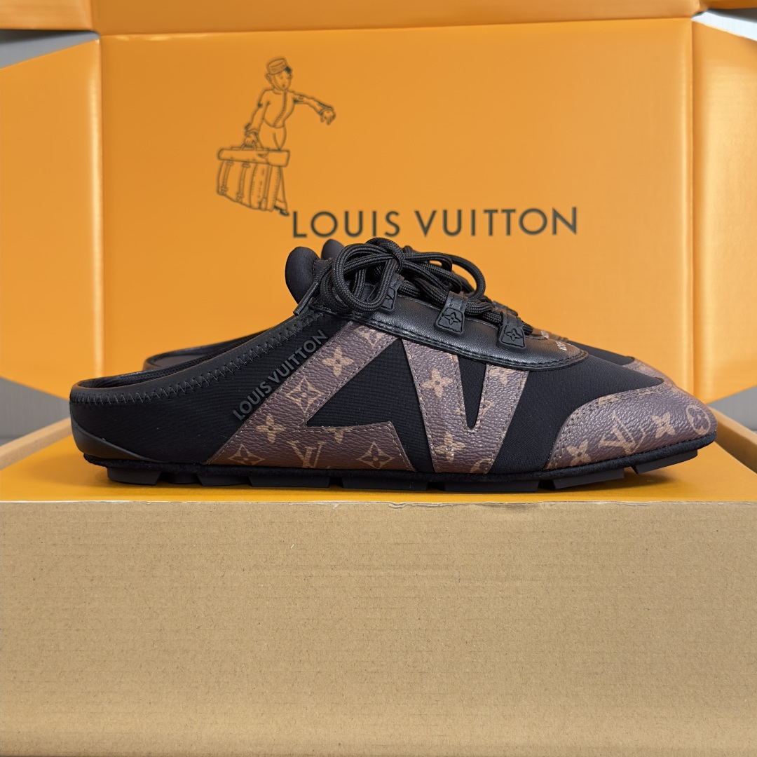 NO:782017,Top version of women's model LV Louis Vuitton L's Donkey Brand Latest Sneakerina Series Couple Model Mary Jane Ballet Sneakers Half Slippers Virtue Shoes Casual Flat Shoes This style of LV Sneakerina ballet sneakers is made for summer, cleverly blending Monogram denim with tonal suede calfskin trim. The double shoelaces are accompanied by colorful Monogram flower hangings, adding playful interest. The side is cleverly decorated with vibrant LV  Letters and rubber Louis Vuitton logos make this trendy design distinctive. Exquisite packaging at the delivery counter. Fabric: Original customized imported first-layer cowhide. Original customized breathable mesh lining. Original open-molded injection molded TPU material for soles. Sole thickness 1.5CM. Size: Women's 35-42, casual shoes/sneakers half-flop, louis vuitton, louis vuitton, louis vuitton, louis vuitton, mary  jane,flats,sneakers,slippers,cowhide19860909顶级版本女款 LV路易威登 L家 驴牌 最新Sneakerina系列 情侣款 玛丽珍 芭蕾运动鞋 半拖鞋 德训鞋 休闲 平底鞋 本款 LV Sneakerina 芭蕾运动鞋为夏日打造,将Monogram 丹宁布与同色调绒面牛皮革饰边巧妙相融.双鞋带伴以彩色 Monogram 花卉挂饰,平添俏皮意趣.侧面巧饰活力 LV 字母与橡胶路易威登标识,成就此潮流设计的鲜明特质 配送专柜精美包装 面料:原版定制进口头层牛皮 内里原版定制透气网里 鞋底原版开模注塑TPU材质 底厚1.5CM Size:女款35-42,休闲鞋/运动鞋半拖,louis vuitton,louis vuitton,louis vuitton,louis vuitton,mary jane,flats,sneakers,slippers,cowhide,Women's Shoes