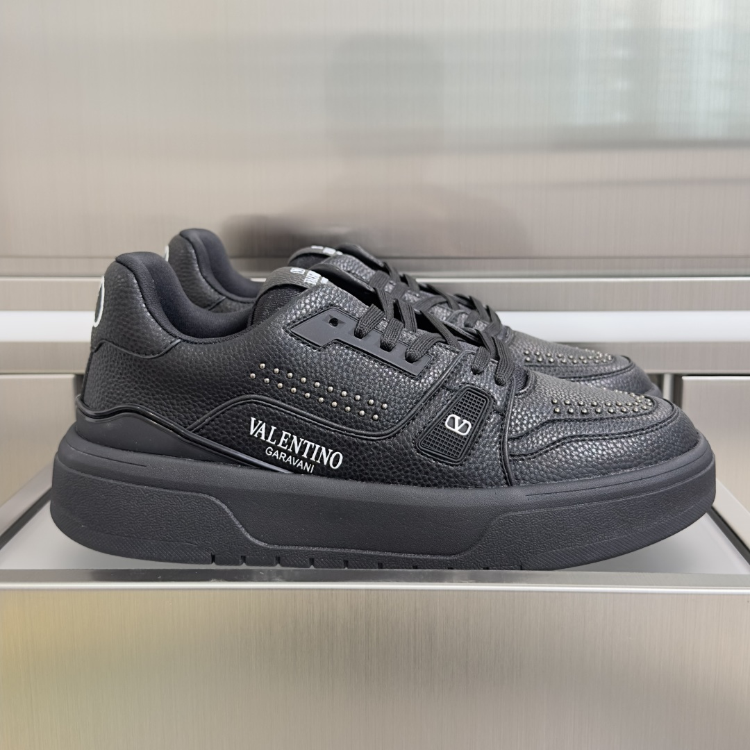 NO:782003,Top version of couple's model Valentino Valentino Trainer couple's model, thick sole, casual sports shoes, original purchase and development, production, brand new modified Trainer sports shoes, breathable material splicing, bright color contrast, both comfortable and fashionable. Rubber soles add more dynamic, from street to sports, moving forward without hindrance. Delivery counter exquisite packaging, original custom-made imported cowhide fabric, original custom-made breathable mesh lining, outsole, original molded rubber foam material, bottom thickness 3.5CM  Size women's 35-40 / men's 38-46, casual shoes/sports shoes, valentino, valentino, sneakers, cowhide19860909顶级版本情侣款 Valentino华伦天奴 Trainer 情侣款 厚底 休闲 运动鞋 原版购入开发 做货 全新爆改Trainer 运动鞋 透气材质拼接,鲜明色彩对比,兼具舒适与时髦.橡胶鞋底更添动感,从街头到运动,前行无阻 配送专柜精美包装 面料原版定制进口牛皮 内里原版定制透气网里 大底原版开模橡胶发泡材质 底厚3.5CM Size女款35-40 / 男款38-46,休闲鞋/运动鞋,valentino,valentino,sneakers,cowhide,Women's Shoes