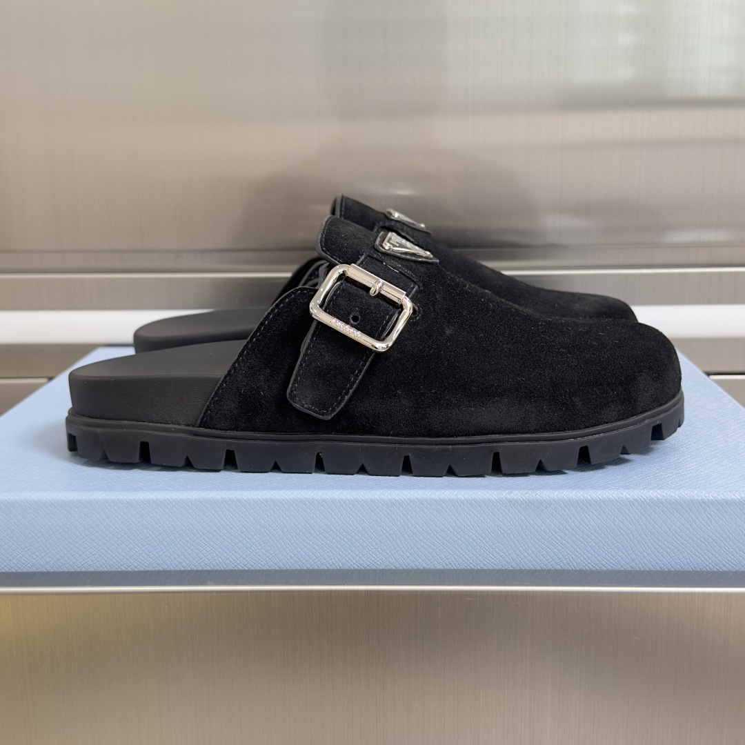 NO:781989,Top version for women Prada Prada P home enamel triangle logo thick sole Birkenstocks mules cap-toe slippers This soft suede leather sandal combines sports function and exquisite details. Decorated with an enameled triangular metal logo, the style is versatile and shows contemporary charm. The delivery counter is exquisitely packaged. Fabric: Original custom imported first-layer cowhide. Lining imported soft sheepskin. The sole is made of original open-molded anti-slip rubber. The sole is 3CM thick.  Size: Women's 35-41 (customized size 41, half drag, prada, prada, sandals, slippers, cowhide, sheepskin19860909顶级版本女款 Prada普拉达 P家 珐琅 三角标 厚底 勃肯鞋 穆勒鞋 包头拖鞋 这款柔软绒面皮革凉鞋融合运动功能与精致细节.饰有涂珐琅三角形金属徽标,风格百搭,尽显当代魅力 配送专柜精美包装 面料:原版定制进口头层牛皮 内里进口柔软羊皮里 鞋底原版开模防滑橡胶材质 底厚3CM Size:女款35-41（41码定制,半拖,prada,prada,sandals,slippers,cowhide,sheepskin,Women's Shoes