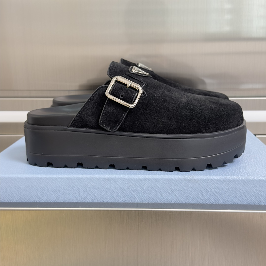 NO:781996,Top version of women's model Prada Prada P home enamel triangle logo thick sole Birkenstocks mules cap-toe slippers. This soft suede leather sandal combines sports function and exquisite details. Decorated with an enameled triangular metal logo, the style is versatile and shows contemporary charm. The delivery counter is exquisitely packaged. Fabric: Original custom imported top-grain cowhide. Lining imported soft sheepskin. The sole is made of original open-molded foam rubber. The bottom thickness is 5.5CM.  Size: Women's 35-41 (customized size 41, half drag, prada, prada, sandals, slippers, cowhide, sheepskin19860909顶级版本女款 Prada普拉达 P家 珐琅 三角标 厚底 勃肯鞋 穆勒鞋 包头拖鞋 这款柔软绒面皮革凉鞋融合运动功能与精致细节.饰有涂珐琅三角形金属徽标,风格百搭,尽显当代魅力 配送专柜精美包装 面料:原版定制进口头层牛皮 内里进口柔软羊皮里 鞋底原版开模发泡橡胶材质 底厚5.5CM Size:女款35-41（41码定制,半拖,prada,prada,sandals,slippers,cowhide,sheepskin,Women's Shoes
