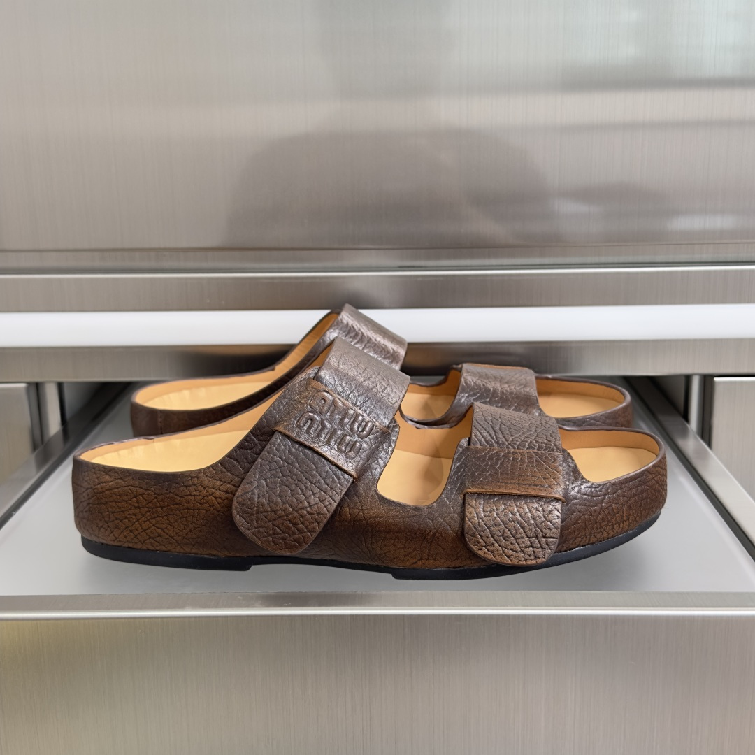 NO:781976,Top version for women MiuMiu Miu Miu latest model thick sole genuine leather sandals slippers Delicate personality and lifestyle charm define these bleached leather sandals, the iconic embossed logo and simple silhouette inspired by menswear style enhance their charm Beautiful packaging at the delivery counter Fabric original custom imported first-layer cowhide Original custom soft sheepskin lining Outsole original molded anti-slip rubber material Bottom thickness 3CM  Size women's 35-41 (41 customized, slippers, miumiu, sandals, slippers, cowhide, sheepskin19860909顶级版本女款 MiuMiu缪缪 最新款 厚底 真皮 凉鞋 拖鞋 细腻的个性和生活方式魅力定义了这些漂白皮革凉鞋,标志性的压花徽标和受男装风格启发的简约轮廓提升了其魅力 配送专柜精美包装 面料原版定制进口头层牛皮 内里原版定制柔软羊皮里 大底原版开模防滑橡胶材质 底厚3CM Size女款35-41（41定制,拖鞋,miumiu,sandals,slippers,cowhide,sheepskin,Women's Shoes