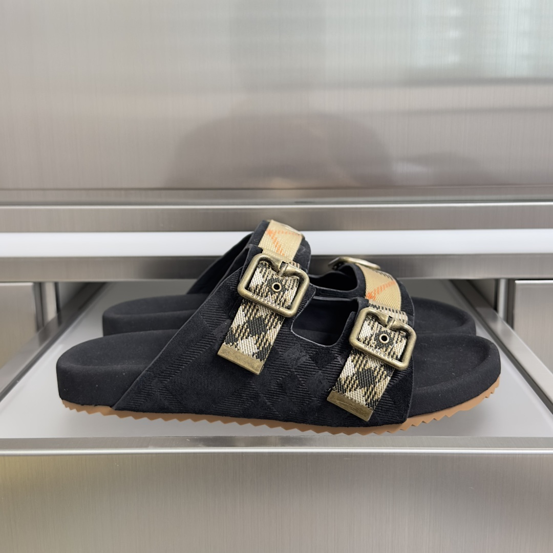 NO:781982,Top version of couples model Burberry Urchin series Couple model plaid platform sandals Urchin sandals are made of soft suede material and crafted in Italian workshops. Incorporated with plaid pattern embossing, the embossed sole is embellished with the archive brand letter logo. It has an adjustable B-shaped buckle strap and is decorated with jacquard worsted Burberry plaid, interpreted in the iconic sand beige color. Exquisite packaging at the delivery counter. Fabric: Original custom first-layer cowhide.  Lining: Imported soft sheepskin lining. Sole: Original molded two-color TPU material. Bottom thickness 2CM. Size: Women's 35-40 / Men's 39-44 (customized 45, slippers, burberry, burberry, sandals, slippers, cowhide, sheepskin19860909顶级版本情侣款 Burberry巴宝莉Urchin系列 情侣款 格纹 厚底 凉鞋 Urchin凉鞋 选用柔软反绒面革材质打造,于意大利工坊匠制而成.融入格纹图案压花,压纹鞋底点缀典藏品牌字母徽标.设有可调式 B 字型扣环束带,装饰提花精纺的 Burberry 格纹,以标志性沙米色演绎 配送专柜精美包装 面料: 原版定制头层牛皮 内里: 进口柔软羊皮里 鞋底: 原版开模双色TPU材质 底厚2CM Size:女款35-40 / 男款39-44（定制45,拖鞋,burberry,burberry,sandals,slippers,cowhide,sheepskin,Women's Shoes