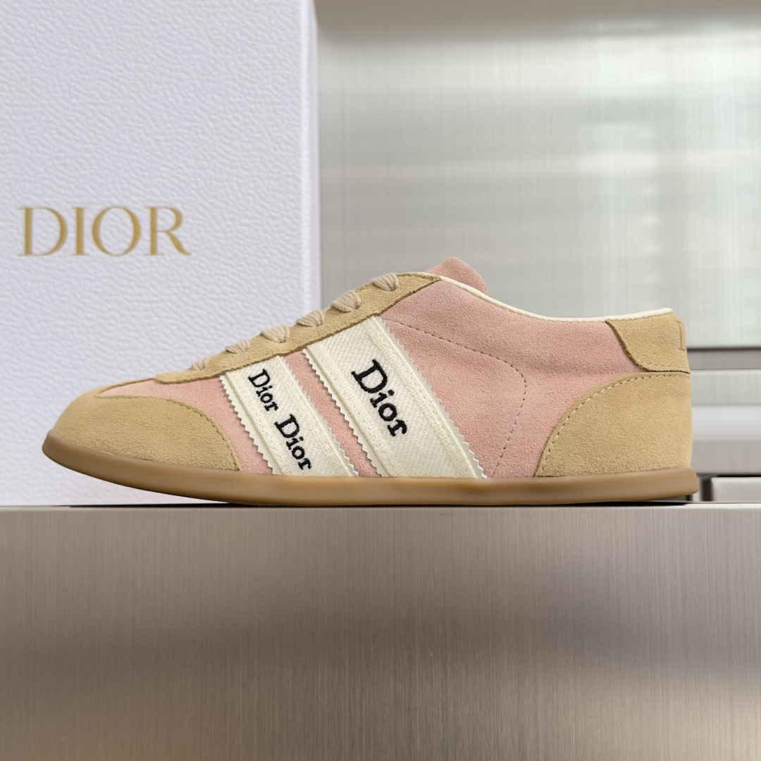 顶级版本:女款 Dior迪奥 最新Ribbon系列 休闲 运动鞋 德训鞋 阿甘鞋 这款 Dior Ribbon 运动鞋由 顶级版本:女款 Dior迪奥 最新Ribbon系列 休闲 运动鞋 德训鞋 阿甘鞋 这款 Dior Ribbon 运动鞋由