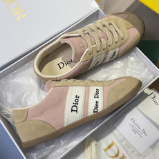 顶级版本:女款 Dior迪奥 最新Ribbon系列 休闲 运动鞋 德训鞋 阿甘鞋 这款 Dior Ribbon 运动鞋由 顶级版本:女款 Dior迪奥 最新Ribbon系列 休闲 运动鞋 德训鞋 阿甘鞋 这款 Dior Ribbon 运动鞋由