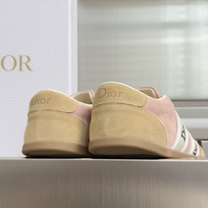 顶级版本:女款 Dior迪奥 最新Ribbon系列 休闲 运动鞋 德训鞋 阿甘鞋 这款 Dior Ribbon 运动鞋由 顶级版本:女款 Dior迪奥 最新Ribbon系列 休闲 运动鞋 德训鞋 阿甘鞋 这款 Dior Ribbon 运动鞋由