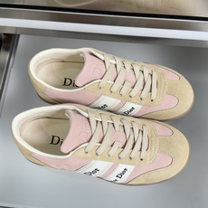 顶级版本:女款 Dior迪奥 最新Ribbon系列 休闲 运动鞋 德训鞋 阿甘鞋 这款 Dior Ribbon 运动鞋由 顶级版本:女款 Dior迪奥 最新Ribbon系列 休闲 运动鞋 德训鞋 阿甘鞋 这款 Dior Ribbon 运动鞋由