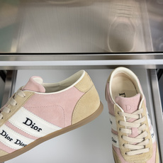顶级版本:女款 Dior迪奥 最新Ribbon系列 休闲 运动鞋 德训鞋 阿甘鞋 这款 Dior Ribbon 运动鞋由 顶级版本:女款 Dior迪奥 最新Ribbon系列 休闲 运动鞋 德训鞋 阿甘鞋 这款 Dior Ribbon 运动鞋由