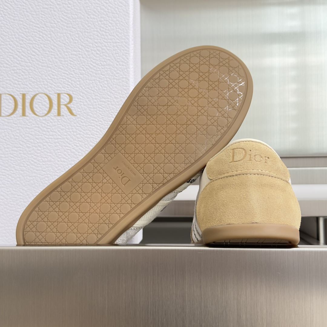 顶级版本:女款 Dior迪奥 最新Ribbon系列 休闲 运动鞋 德训鞋 阿甘鞋 这款 Dior Ribbon 运动鞋由 顶级版本:女款 Dior迪奥 最新Ribbon系列 休闲 运动鞋 德训鞋 阿甘鞋 这款 Dior Ribbon 运动鞋由