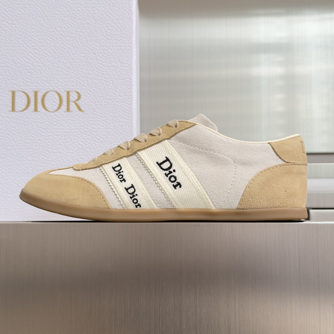 顶级版本:女款 Dior迪奥 最新Ribbon系列 休闲 运动鞋 德训鞋 阿甘鞋 这款 Dior Ribbon 运动鞋由 顶级版本:女款 Dior迪奥 最新Ribbon系列 休闲 运动鞋 德训鞋 阿甘鞋 这款 Dior Ribbon 运动鞋由