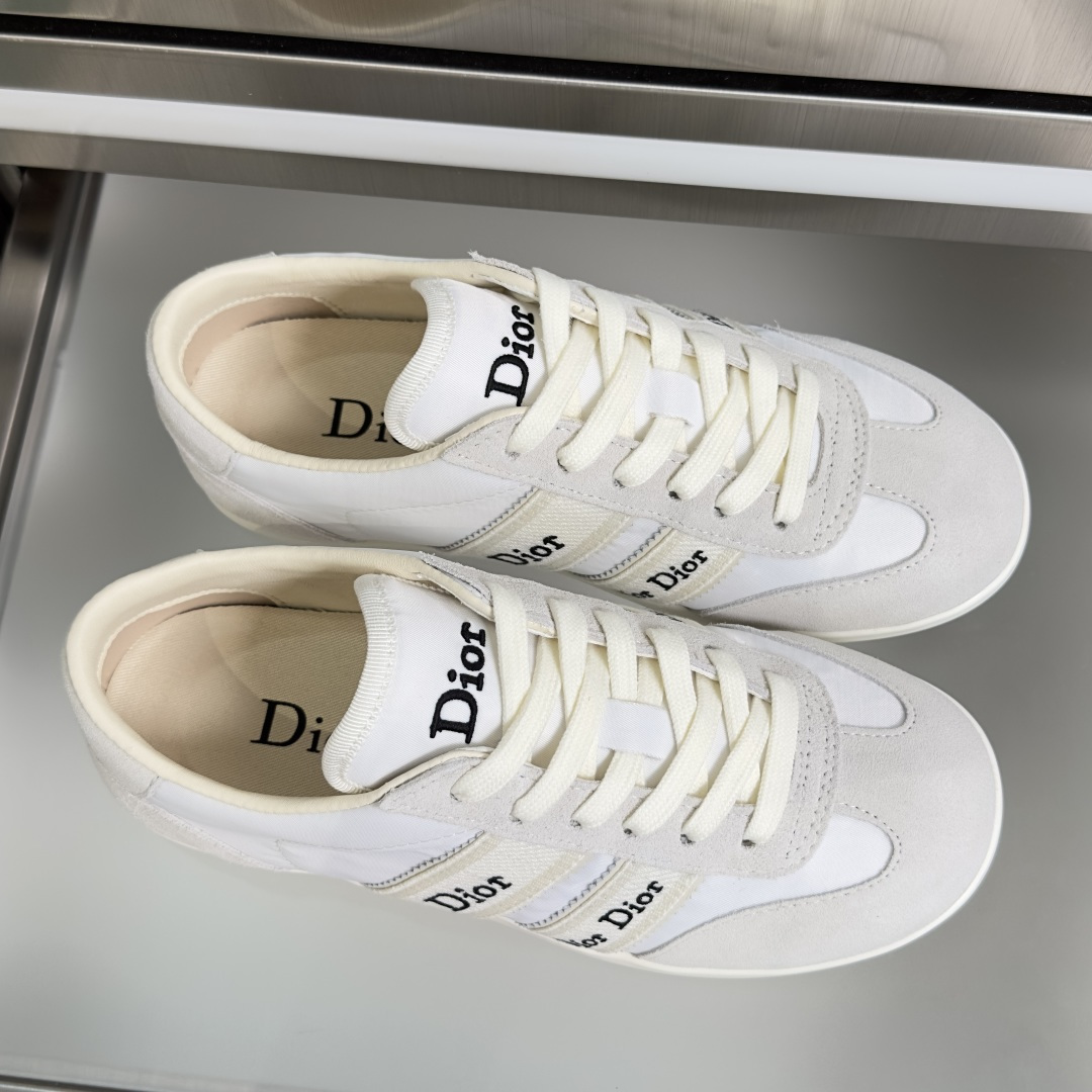 顶级版本:女款 Dior迪奥 最新Ribbon系列 休闲 运动鞋 德训鞋 阿甘鞋 这款 Dior Ribbon 运动鞋由 顶级版本:女款 Dior迪奥 最新Ribbon系列 休闲 运动鞋 德训鞋 阿甘鞋 这款 Dior Ribbon 运动鞋由