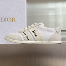 顶级版本:女款 Dior迪奥 最新Ribbon系列 休闲 运动鞋 德训鞋 阿甘鞋 这款 Dior Ribbon 运动鞋由 顶级版本:女款 Dior迪奥 最新Ribbon系列 休闲 运动鞋 德训鞋 阿甘鞋 这款 Dior Ribbon 运动鞋由