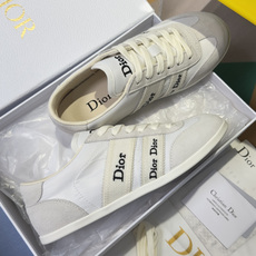 顶级版本:女款 Dior迪奥 最新Ribbon系列 休闲 运动鞋 德训鞋 阿甘鞋 这款 Dior Ribbon 运动鞋由 顶级版本:女款 Dior迪奥 最新Ribbon系列 休闲 运动鞋 德训鞋 阿甘鞋 这款 Dior Ribbon 运动鞋由