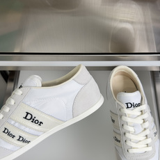顶级版本:女款 Dior迪奥 最新Ribbon系列 休闲 运动鞋 德训鞋 阿甘鞋 这款 Dior Ribbon 运动鞋由 顶级版本:女款 Dior迪奥 最新Ribbon系列 休闲 运动鞋 德训鞋 阿甘鞋 这款 Dior Ribbon 运动鞋由