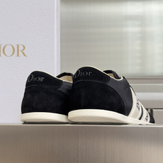 顶级版本:女款 Dior迪奥 最新Ribbon系列 休闲 运动鞋 德训鞋 阿甘鞋 这款 Dior Ribbon 运动鞋由 顶级版本:女款 Dior迪奥 最新Ribbon系列 休闲 运动鞋 德训鞋 阿甘鞋 这款 Dior Ribbon 运动鞋由