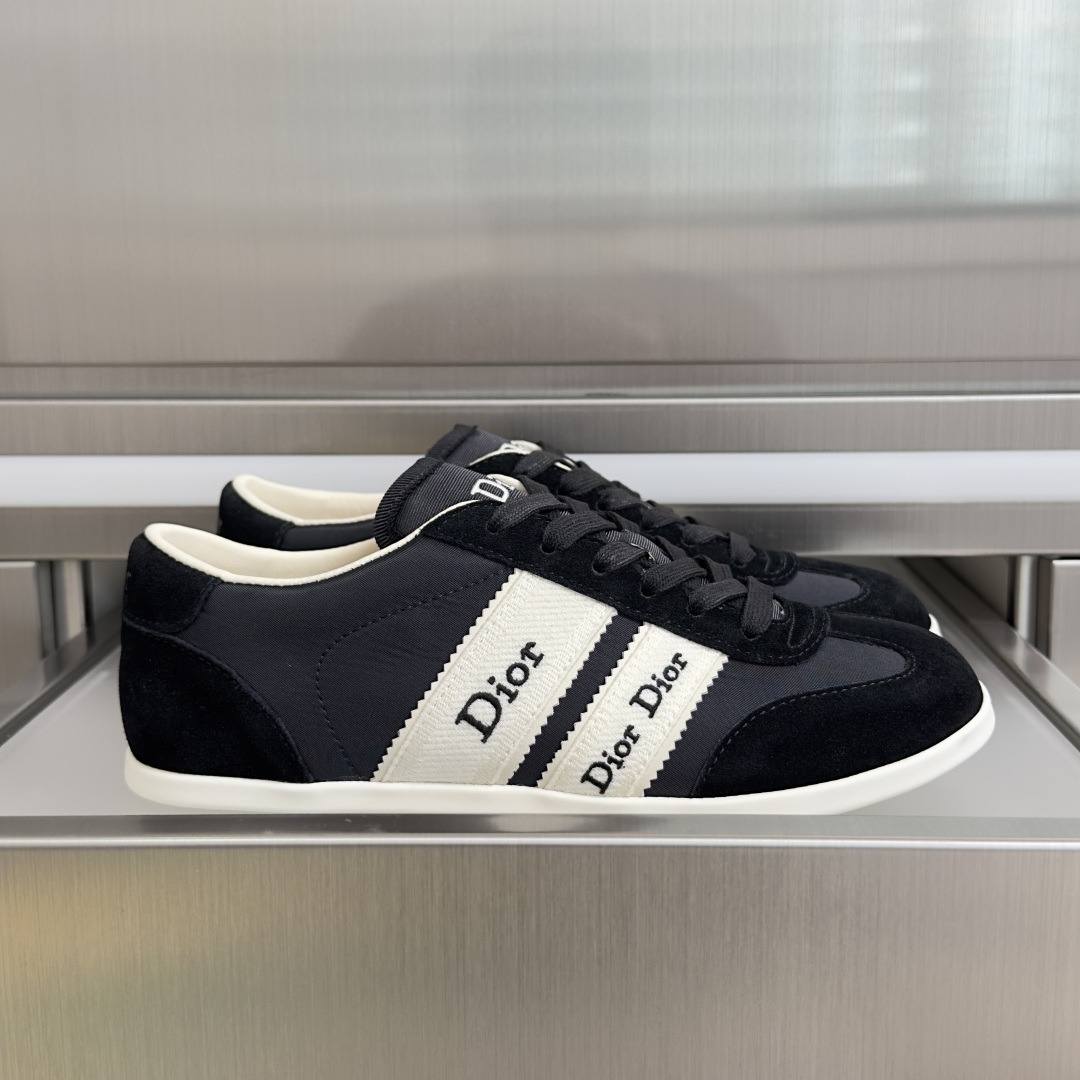NO:781963,Top version of women's Dior Dior latest Ribbon series casual sneakers moral training shoes Forrest shoes This Dior Ribbon sneaker is carefully designed by Jonathan Anderson (onathan Anderson), reinterpreting Dior heritage with a striking silhouette showing retro charm. The upper cleverly combines technical fabrics and suede calfskin, decorated with Dior signature ribbons, paying tribute to the classic J'Adior design with a contemporary flavor, injecting graphic style and haute couture style into the shoe, highlighting its elegance.  Exquisite packaging at the delivery counter. Fabrics are original and customized. Imported first-layer cowhide. Lining is original and customized. Soft sheepskin lining. Outsole is original molded and non-slip TPU material. Bottom thickness is 2CM. Size women's 35-41, casual shoes/sports shoes, dior, dior, sneakers, cowhide, sheepskin.19860909顶级版本女款 Dior迪奥 最新Ribbon系列 休闲 运动鞋 德训鞋 阿甘鞋 这款 Dior Ribbon 运动鞋由乔纳森安德森（onathan Anderson）精心设计,以展现复古魅力的醒目廓形焕新诠释 Dior 传承.鞋面巧妙结合科技面料与绒面牛皮革,饰以 Dior 标志饰带,以当代气息致敬经典的J'Adior 设计,为鞋款注入图形风格与高订风范,彰显典雅气质 配送专柜精美包装 面料原版定制进口头层牛皮 内里原版定制柔软羊皮里 大底原版开模防滑TPU材质 底厚2CM Size女款35-41,休闲鞋/运动鞋,dior,dior,sneakers,cowhide,sheepskin,Women's Shoes