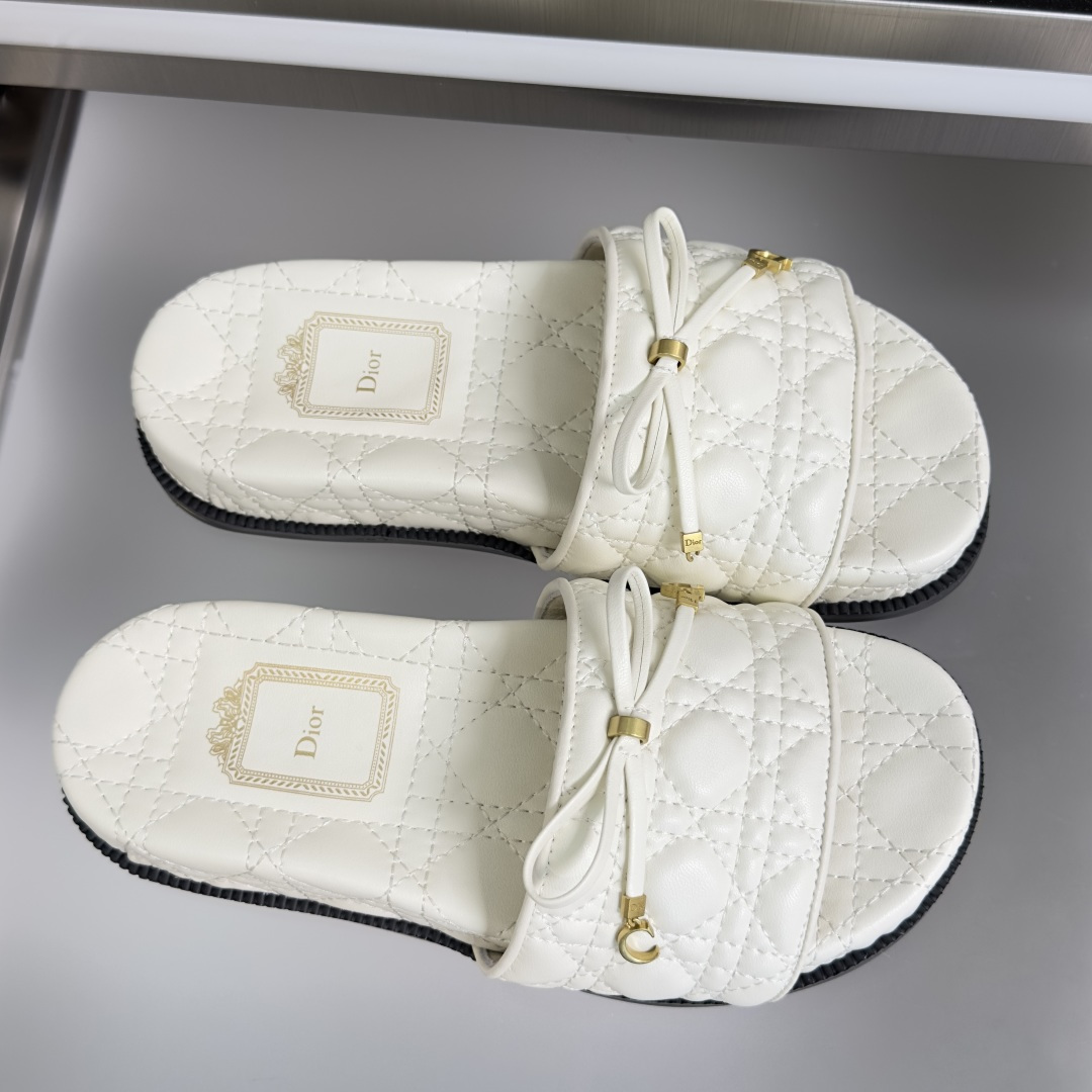 Dior Dior 迪奥Medaillon Buckle 系列 厚底 凉拖鞋 沙滩鞋