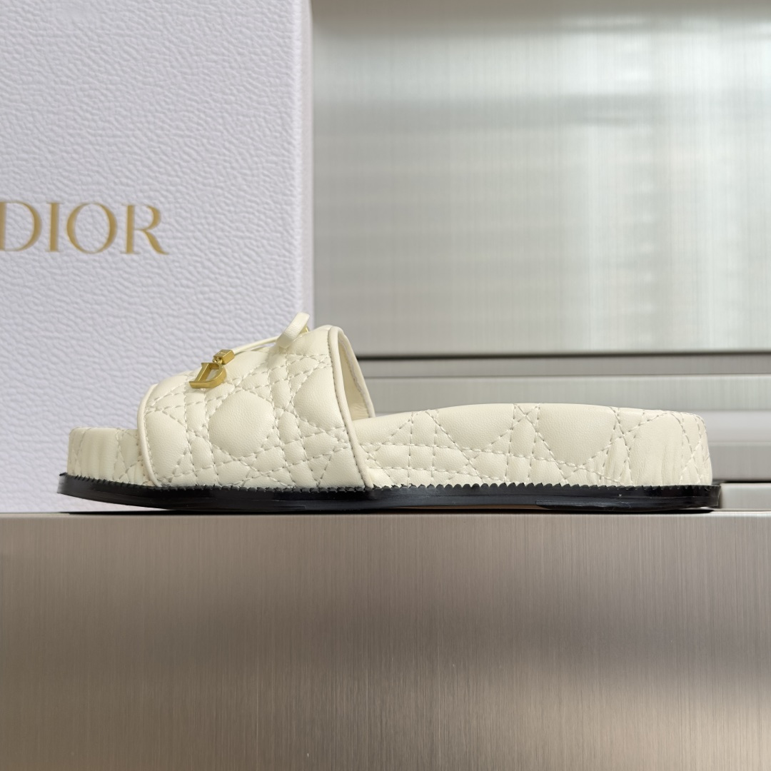 Dior Dior 迪奥Medaillon Buckle 系列 厚底 凉拖鞋 沙滩鞋