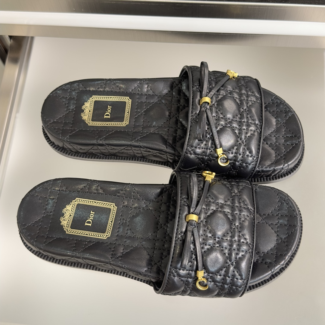 Dior Dior 迪奥Medaillon Buckle 系列 厚底 凉拖鞋 沙滩鞋