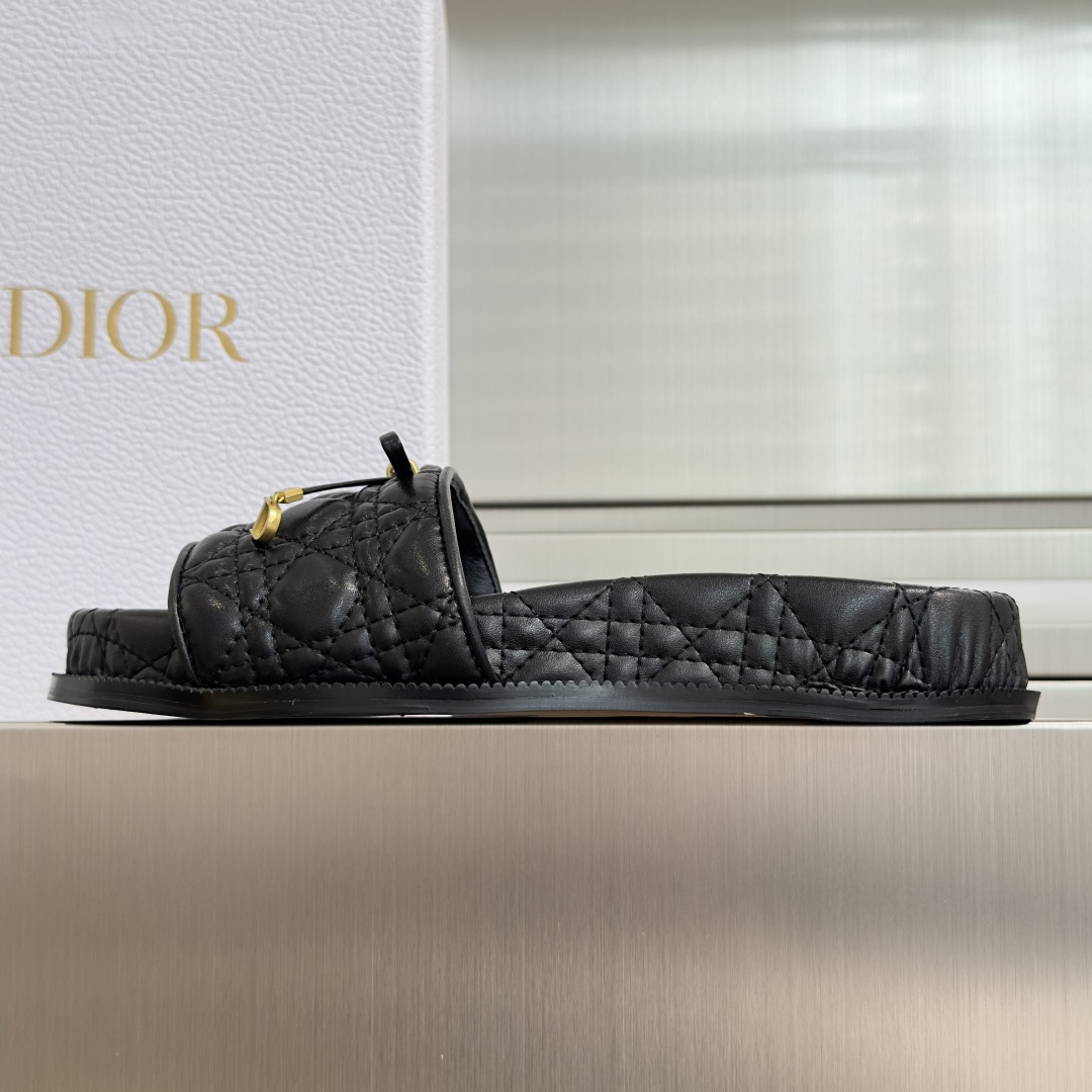 Dior Dior 迪奥Medaillon Buckle 系列 厚底 凉拖鞋 沙滩鞋