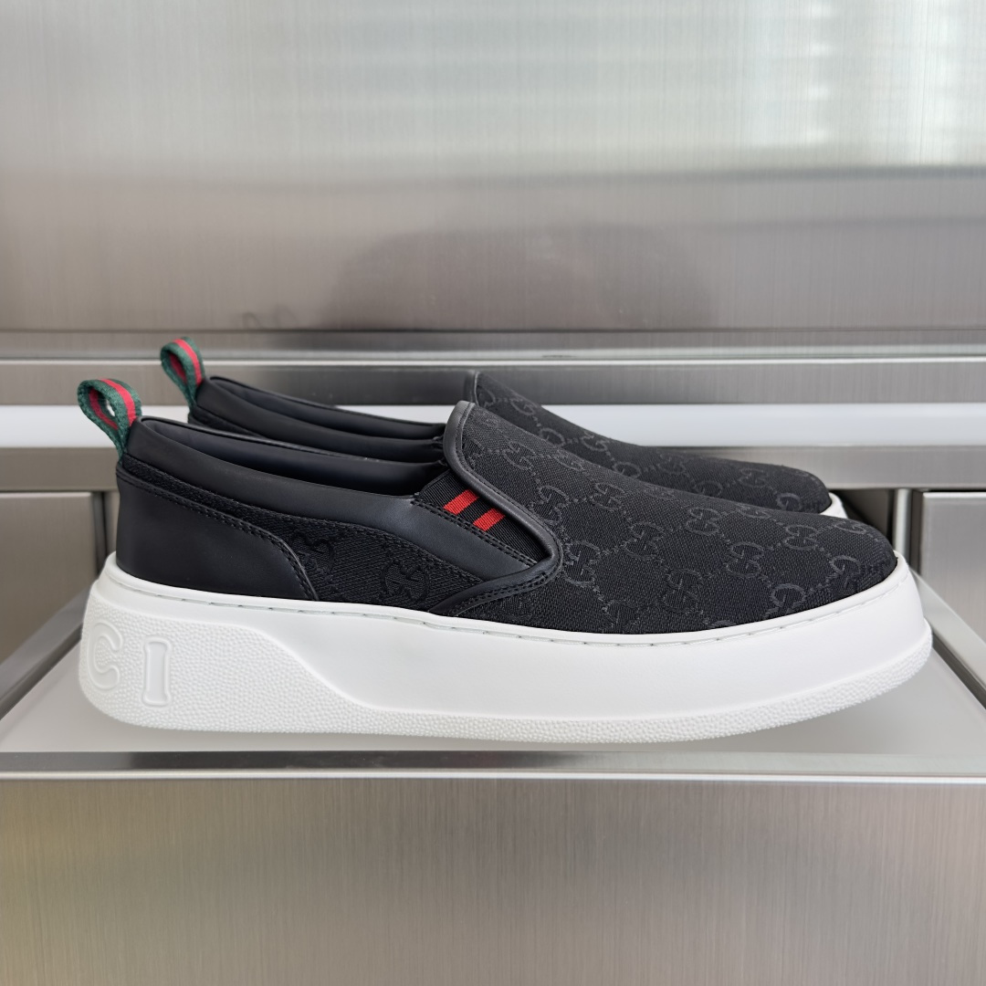 NO:818299,The top version of men's Gucci Gucci Chunky B series couple's thick sole casual sports shoes loafers The brand's classic webbing element is inspired by Gucci's equestrian roots. Every season, it will be reinterpreted through various novel and unique designs and styles. It is presented in red and blue details on this leather sneaker, combining the three classic elements of dad shoes, white shoes and dirty shoes.  It embodies the design concept of integrating sports and leisure advocated by the brand. The thick-soled design gives the sneakers a retro feel. The most important thing is that the shoes are very light. The delivery counter is exquisitely packaged. Fabric: Original custom imported first-layer cowhide. Lining: Original custom water-dyed sheepskin lining. Outsole: Original molded IP foam outsole. Sole thickness: 4CM. Size:  Men's 39-46 (45/46 customized, casual shoes/sports shoes, gucci, gucci, loafers, sneakers, cowhide, sheepskin19860909顶级版本男款 Gucci 古驰 Chunky B系列 情侣款 厚底 休闲 运动鞋 乐福鞋 品牌经典织带元素的灵感源自Gucci的马术本源.在每一季,它都会透过各种新颖别致的设计和风格重新解读.它以红蓝细节呈现在这款皮革运动鞋上 结合老爹鞋 小白鞋 小脏鞋 三大经典款元素 演绎出品牌所推崇的运动与休闲相融合的设计理念.厚底设计令运动鞋流露出复古感 最重要的是鞋子非常轻盈 配送专柜精美包装 面料: 原版定制进口头层牛皮 内里: 原版定制水染羊皮里 大底: 原版开模IP发泡大底 底厚: 4CM Size: 男款39-46（45/46定制,休闲鞋/运动鞋,gucci,gucci,loafers,sneakers,cowhide,sheepskin,Women's Shoes