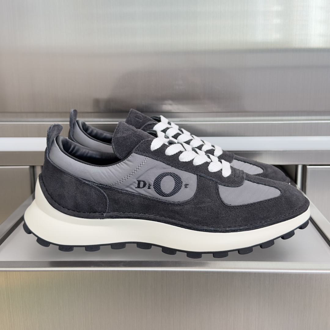 NO:818285,Top version men's Dior Squash series thick sole casual squash sneakers. This Dior Squash sneaker carefully designed by Jonathan Anderson uses an inside-out stitching structure on the upper to show a distinct modern style. It is both comfortable and stylish, highlighting the exquisite shoemaking craftsmanship of the Dior workshop. Soft and breathable suede calfskin is paired with durable nylon and lightweight soles. The comfortable and versatile design can enhance the style of various looks.  Exquisite packaging at the delivery counter. Fabric: Original customized imported first-layer cowhide. Customized imported sheepskin lining/mesh lining. Original molded non-slip rubber sole. Sole thickness 4CM. Size: Men's 39-46, casual shoes/sports shoes, dior, dior, sneakers, cowhide, sheepskin.19860909顶级版本男款 Dior迪奥Squash系列 厚底 休闲 壁球 运动鞋 这款乔纳森·安德森 (Jonathan Anderson) 精心设计的 Dior Squash 运动鞋采用鞋面外翻式缝合结构,展现鲜明的现代风范,既舒适又时尚,彰显 Dior 工坊精湛的鞋履制作工艺.柔软和透气的绒面牛皮革搭配经久耐用的尼龙和轻盈鞋底,舒适百搭的设计可为各式造型提升格调 配送专柜精美包装 面料:原版定制进口头层牛皮 内里定制进口羊皮/网里 鞋底原版开模防滑橡胶材质 底厚4CM Size : 男款39-46,休闲鞋/运动鞋,dior,dior,sneakers,cowhide,sheepskin,Women's Shoes