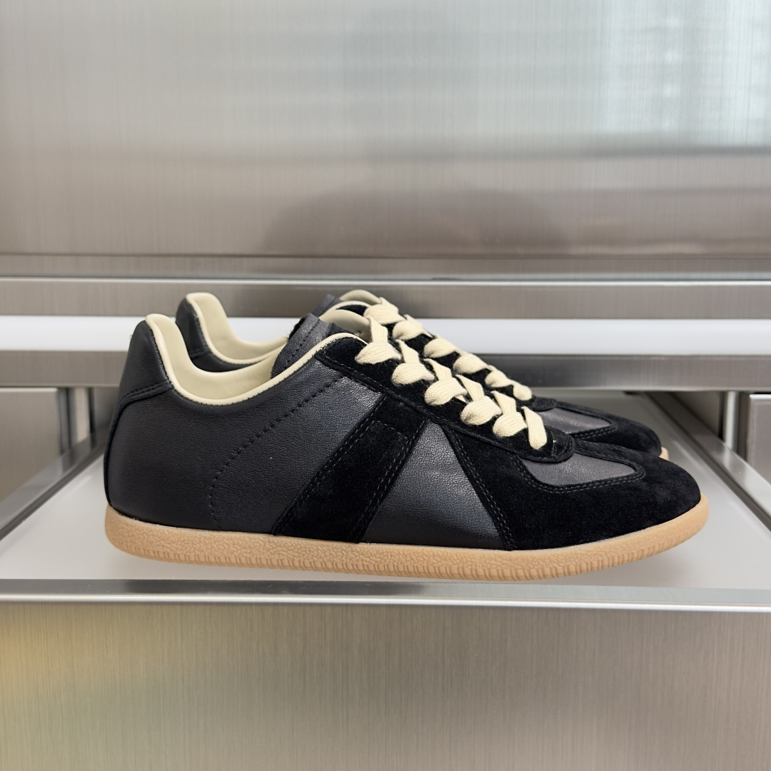 NO:818221,Top version of couple's model MaisonMargiela MM6 Margiela couple's model moral training shoes casual sports shoes original purchase development and production of goods genius designer brand, an affordable luxury brand  This German training shoe continues the classic T-shaped leather splicing design. It has been carefully improved by the design team many times, just to allow you to experience the most original military taste~ The material is special material/cloth, the soft and delicate characteristics are combined with the fashionable cloth, making it ultra-soft and comfortable while maintaining good breathability ~ Comfort and texture go hand in hand, easy to wear in any combination in all seasons. The delivery counter is exquisitely packaged. The fabric is original custom-made imported cowhide and the lining is imported soft sheepskin.  The outsole is made of original molded rubber material, sole thickness 2.5CM, size women's 35-40 / men's 39-47 (customized 46/47, casual shoes/sports shoes, masion margiela, masion margiela, sneakers, cowhide, sheepskin19860909顶级版本情侣款 MaisonMargiela MM6 马吉拉 情侣款 德训鞋 休闲 运动鞋 原版购入开发 做货 鬼才设计师品牌,一个轻奢品牌 这一款德国训练鞋延续了经典的T形真皮拼接设计,经过设计团队多次的精心改良,只为让您体验最原始的军旅味道~材质特殊材料/布面,柔软细腻的特点与时尚潮流的布面相结合,使其既有超高的柔软舒适度,又同时保持不错的透气性能~舒适与质感并行,轻松驾驭四季穿着任何搭配 配送专柜精美包装 面料原版定制进口牛皮 内里进口柔软羊皮里 大底原版开模橡胶材质 底厚2.5CM Size女款35-40 / 男款39-47（46/47定制,休闲鞋/运动鞋,masion margiela,masion margiela,sneakers,cowhide,sheepskin,Women's Shoes