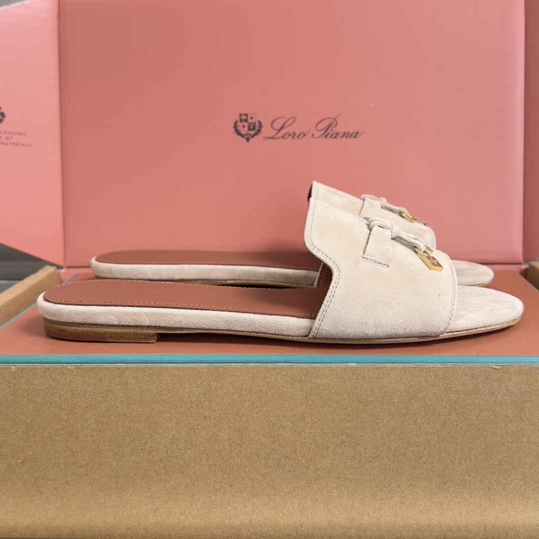 NO:820128,Top version for women Loro Piana LP Latest Summer Charms Series Flat Heels Sandals This suede sheepskin sandals are paired with a strap decorated with Loro Piana My Charms charms and decorated with tonal stitching. Exquisite and feminine, suitable for urban and resort attire. Exquisite packaging at the delivery counter. Fabric: Original custom imported first-grain cowhide. Lining: Original custom soft sheepskin lining. Outsole: Original open-molded leather outsole.  Sole thickness: 2CM/6CM size: women's 35-40, slippers, loro piana, loro piana, sandals, slippers, cowhide, sheepskin, Leather soles19860909顶级版本女款 Loro Piana 诺悠翩雅LP 最新 Summer Charms系列 平底 高跟 凉拖鞋 这款绒面羊皮革凉鞋搭配饰有 Loro Piana My Charms 吊饰的饰带,并饰以同色调缝线.精致柔美,适合搭配都市和度假装束 配送专柜精美包装 面料: 原版定制进口头层牛皮 内里: 原版定制柔软羊皮里 大底: 原版开模真皮大底 底厚: 2CM/6CM size: 女款35-40,拖鞋,loro piana,loro piana,sandals,slippers,cowhide,sheepskin,Leather soles,Women's Shoes