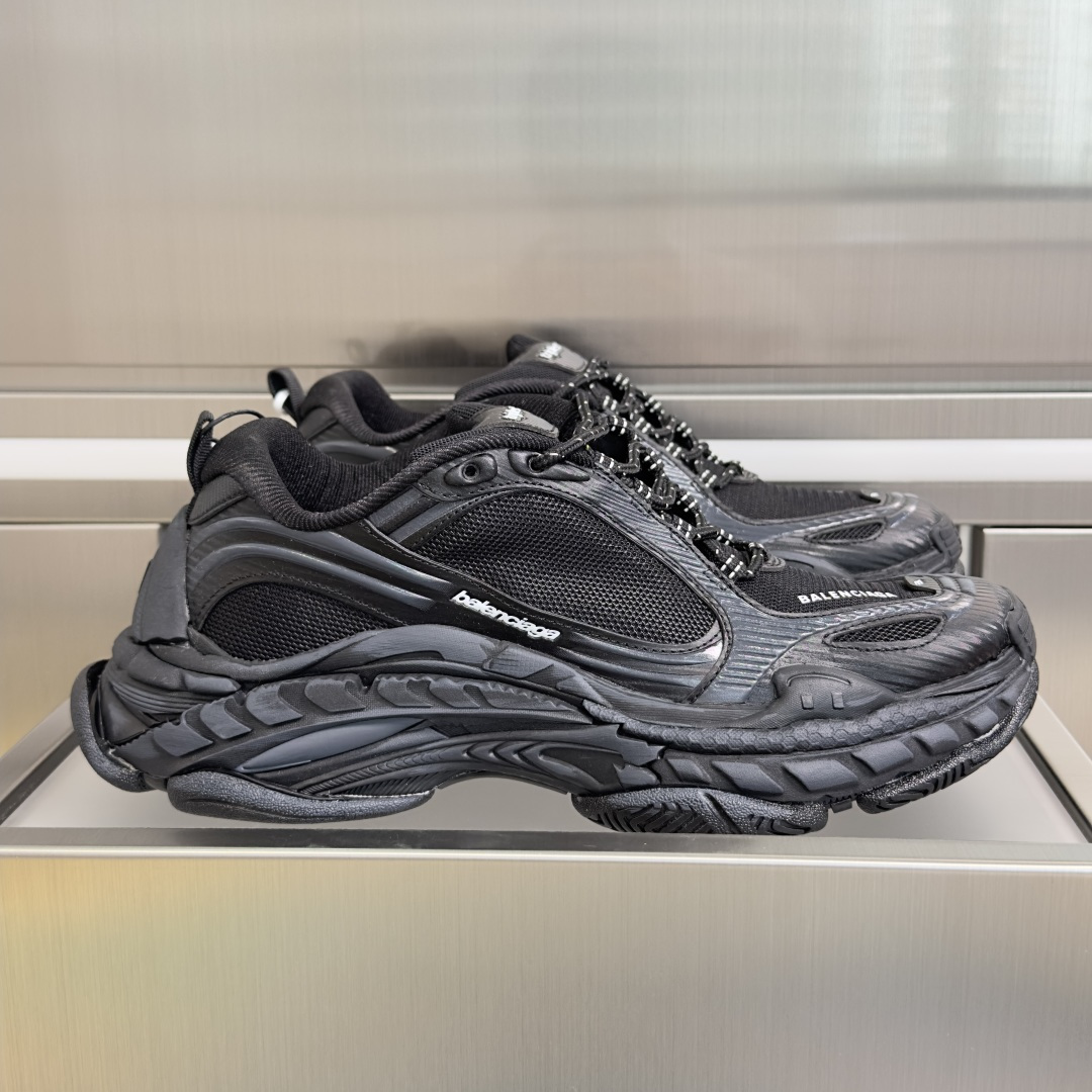 NO:820097,Top version of couple's model Balenciaga Triple S.2 series Couple's model Thick sole Casual sneakers Dad's shoes Balenciaga's iconic Triple S sneakers, under the leadership of creative director @pppiccioli, usher in a new interpretation. The slender streamlined appearance, multi-layered grip structure and breathable materials reshape its classic silhouette, perfectly interpreting innovation, breakthrough and uncompromising pioneering tension. Exquisite packaging at the delivery counter. Original custom-made imported cowhide leather + mesh lining  The inner lining is imported breathable mesh, the sole is made of original open-molded foam rubber, the sole thickness is 4.5CM19860909顶级版本情侣款 Balenciaga巴黎世家 Triple S.2 系列 情侣款 厚底 休闲 运动鞋 老爹鞋 Balenciaga 标志性鞋款 Triple S运动鞋,在创意总监@pppiccioli 的引领下,迎来全新演绎.修长流线型外观、多层次抓地结构与透气材质,重塑其经典廓形,完美诠释革新、突破与毫不妥协的先锋张力 配送专柜精美包装 面料原版定制进口牛皮+网里 内里进口透气网里 鞋底原版开模发泡橡胶材质 底厚4.5CM Size:女款35-41 / 男款39-45,老爹鞋,balenciaga,balenciaga,sneakers,cowhide,Women's Shoes