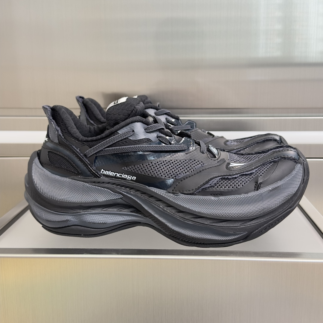 NO:820109,Top version couple model Balenciaga Jet series couple model thick sole casual sports shoes dad shoes Balenciaga 2026 early autumn JET  This series of running shoes continues the brand’s pioneering deconstruction of sports aesthetics. The upper is made of distressed mesh spliced with irregular cuts, and the raw edges have a retro and worn texture, echoing this season’s concept of “deconstructing everyday life”. The thick-soled midsole has smooth lines and has a heightening effect, and the sides of the shoe are  The brand logo on the heel is low-key embellishment, unobtrusive but recognizable. The mesh fabric ensures breathability, and it is matched with black and blue colors to suit different styles of wear. The top is light, soft and comfortable, whether it is daily commuting or paired with a coat, you can wear it with the relaxed and pioneering feeling of Balenciaga.  The delivery counter is exquisitely packaged. The fabric is original and customized, imported cowhide + mesh. The inner lining is imported breathable mesh. The sole is made of original molded foam rubber. The sole thickness is 6CM. Size: women's 35-41 / men's 39-45, dad shoes, balenciaga, balenciaga, sneakers, cowhide19860909顶级版本情侣款 Balenciaga巴黎世家 Jet系列 情侣款 厚底 休闲 运动鞋 老爹鞋 巴黎世家2026早秋的JET 系列跑鞋,延续了品牌对运动美学的先锋解构.鞋面以做旧网布拼接不规则裁片,毛边处理自带复古磨损质感,和本季“解构日常”的理念相呼应.厚底中底线条流畅,自带增高效果,鞋侧和后跟的品牌标识低调点缀,不张扬却有辨识度.网眼面料保证透气,搭配黑、蓝两色,适配不同风格的穿搭.上脚轻软舒适,无论是日常通勤还是搭配大衣,都能穿出属于巴黎世家的松弛先锋感 配送专柜精美包装 面料原版定制进口牛皮+网里 内里进口透气网里 鞋底原版开模发泡橡胶材质 底厚6CM Size:女款35-41 / 男款39-45,老爹鞋,balenciaga,balenciaga,sneakers,cowhide,Women's Shoes
