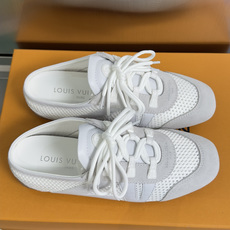 顶级版本:女款LV路易威登 L家 驴牌 最新Sneakerina系列 情侣款 玛丽珍 芭蕾运动鞋 半拖鞋 顶级版本:女款LV路易威登 L家 驴牌 最新Sneakerina系列 情侣款 玛丽珍 芭蕾运动鞋 半拖鞋